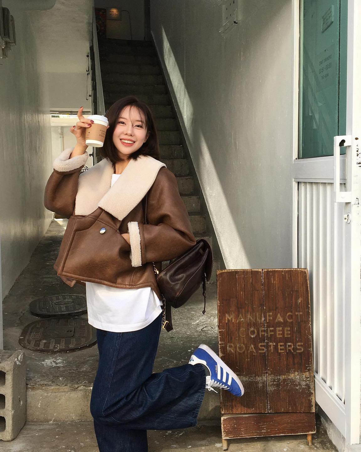 흰티가 보이게 아우터 레이어드🤍 이미지3