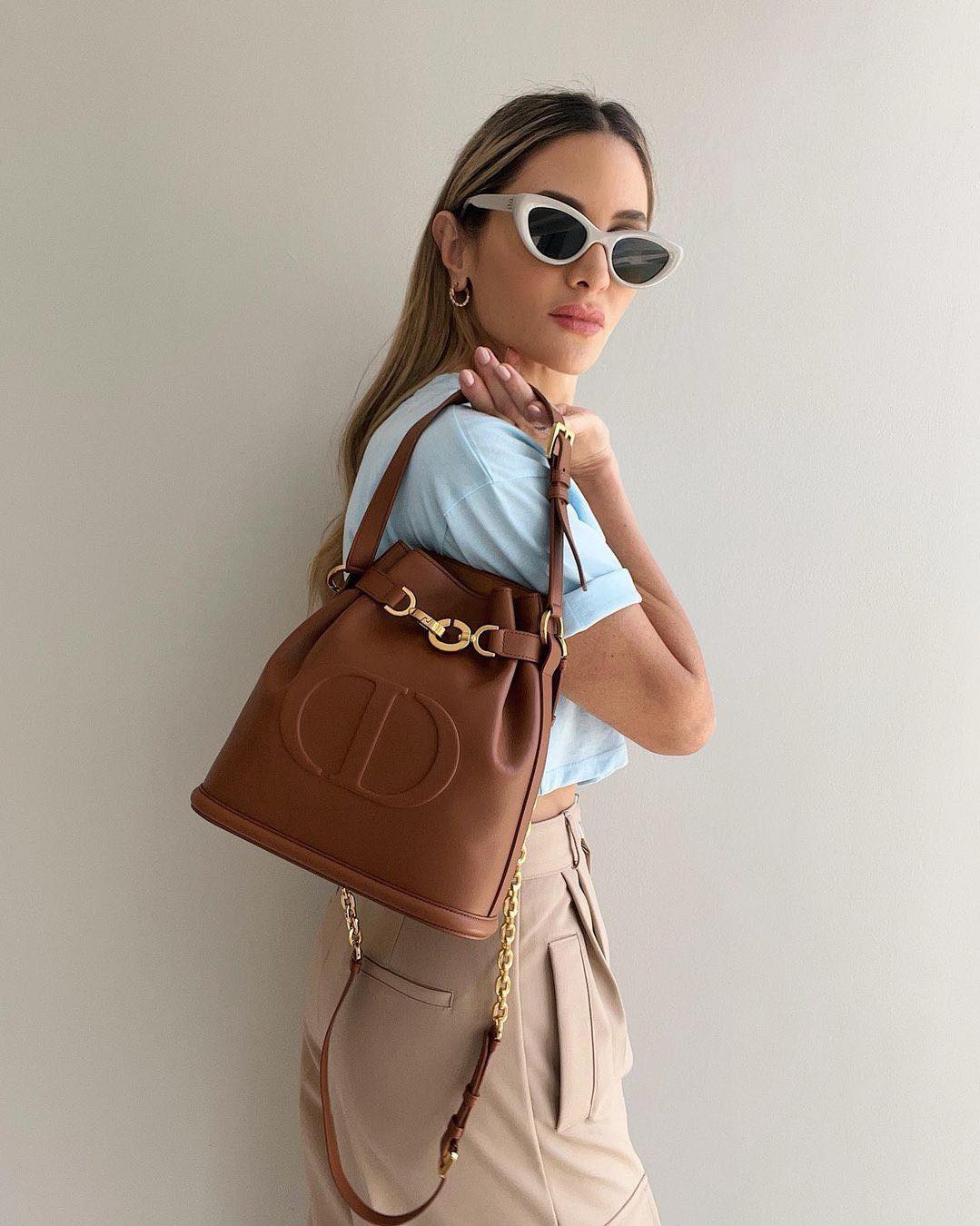 한 손에 쏙👜클래식 버킷백 추천
간편하게 데일리로 들고 다니기 좋은 버킷 백 리스트✔️

1. 생로랑 유광 가죽 소재의 LE 37 미니백

2. 메종마르지엘라 5AC  드로스트링 스몰백

3. 셀린느 트리옹프 캔버스 & 카프스킨

4. 셀린느 퀴르 트리옹프 스몰 버킷 

5. 디올 쎄디올 미디엄 백

6. 프라다 듀엣 리나일론 및 브러쉬드 버킷 백

7. 로에베 미디엄 페블 버킷 백 이미지5