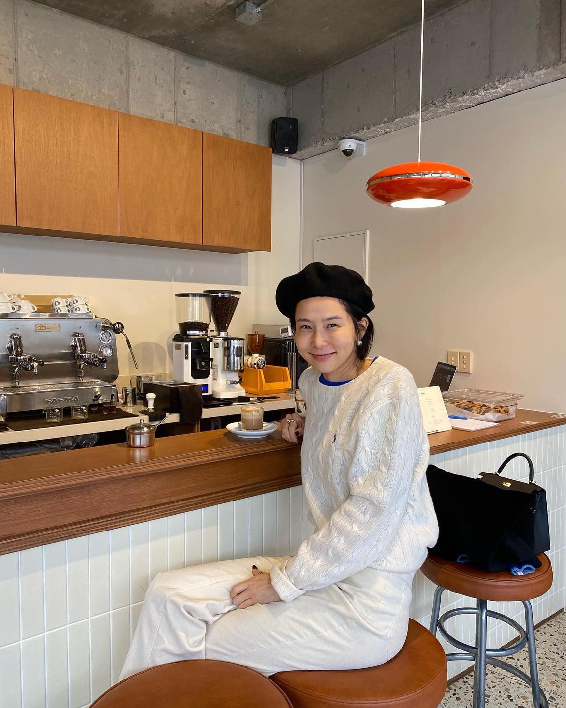 폴로 니트와 바지 조합 코디 3🐎
셀럽들의 폴로 니트&바지 조합 레시피 참고하세요. ✔️

1. 코듀로이 팬츠
코듀로이 팬츠와 폴로 니트를 조합해 보세요. 코듀로이 팬츠는 컬러마다 느낌이 달라 코디 포인트로 제격인 아이템이죠. 김보라처럼 블랙&브라운 조합으로 클래식 무드를 연출하거나, 곽지영처럼 톤온톤 스타일링으로 포근한 느낌을 더할 수 있고요. 박규영의 그린&블루 조합처럼 독특한 컬러 매치로 특별한 스타일링을 즐길 수도 있습니다.

2. 화이트 팬츠
클래식한 스타일을 추구한다면 폴로 니트에 화이트 팬츠를 코디해 보세요. 두 아이템의 조합으로 최근 트렌드인 '조용한 럭셔리' 스타일을 완벽하게 표현할 수 있습니다. 박나언과 김나영처럼 뉴트럴 톤의 폴로 니트와 함께 매치하여 깔끔한 겨울 룩을 완성하거나, 곽지영처럼 쨍한 블루 톤의 폴로 니트를 선택하여 컬러 포인트를 더할 수도 있습니다.

3. 데님 팬츠

기본 하의 아이템 하면 데님을 빼놓을 수 없죠. 데님과 함께 코디한 셀럽들의 스타일링을 살펴보면 어디에나 잘 어울리는 만큼 다양한 매력을 보여주고 있는데요. 원영과 효정처럼 중청에 매치하여 캐주얼한 느낌으로 스타일링할 수도 있고요. 흑청과 함께 매치하여 차분한 분위기를 연출할 수도 있습니다.

폴로 니트는 어떤 바지와 매치하느냐에 따라 클래식부터 캐주얼까지 다양한 무드의 스타일링이 가능하죠. 올겨울 셀럽들의 폴로 니트 스타일링처럼 다양한 무드를 연출해 보세요. 🙋🏻‍♀️ 이미지