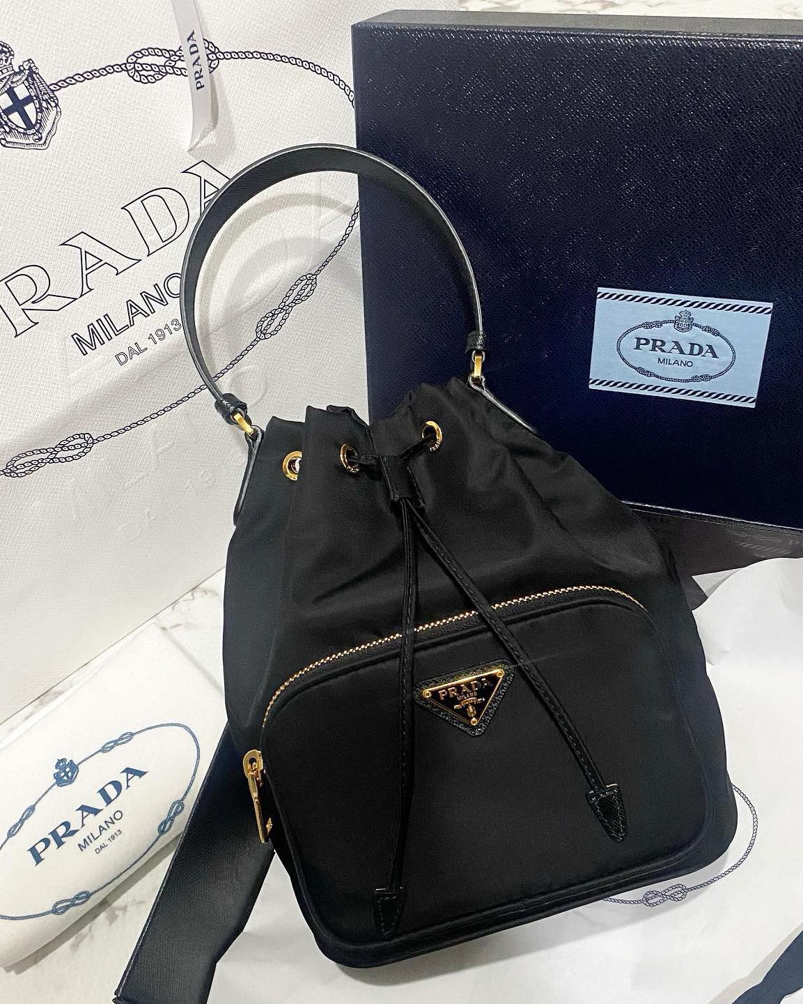 한 손에 쏙👜클래식 버킷백 추천
간편하게 데일리로 들고 다니기 좋은 버킷 백 리스트✔️

1. 생로랑 유광 가죽 소재의 LE 37 미니백

2. 메종마르지엘라 5AC  드로스트링 스몰백

3. 셀린느 트리옹프 캔버스 & 카프스킨

4. 셀린느 퀴르 트리옹프 스몰 버킷 

5. 디올 쎄디올 미디엄 백

6. 프라다 듀엣 리나일론 및 브러쉬드 버킷 백

7. 로에베 미디엄 페블 버킷 백 이미지6