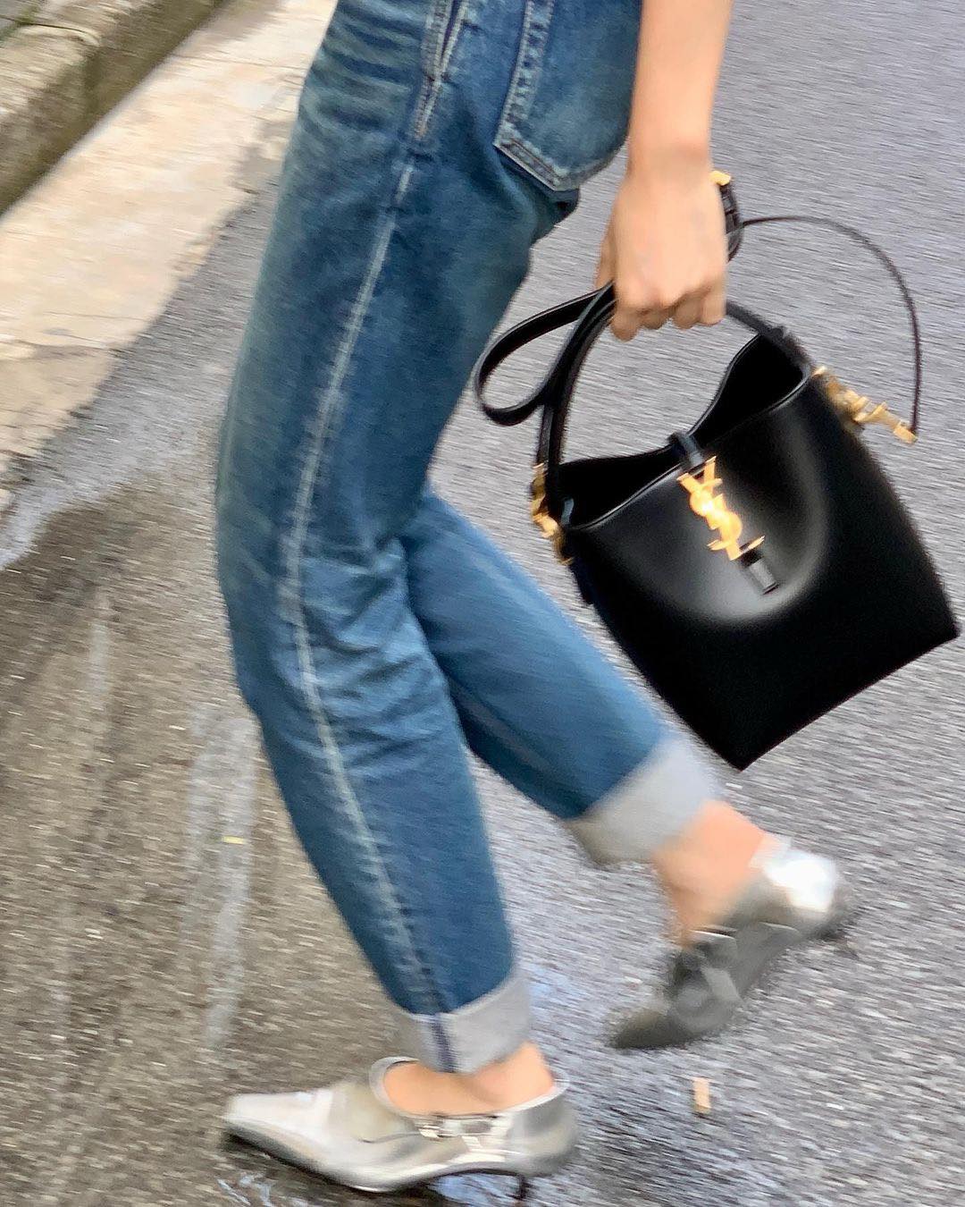 한 손에 쏙👜클래식 버킷백 추천
간편하게 데일리로 들고 다니기 좋은 버킷 백 리스트✔️

1. 생로랑 유광 가죽 소재의 LE 37 미니백

2. 메종마르지엘라 5AC  드로스트링 스몰백

3. 셀린느 트리옹프 캔버스 & 카프스킨

4. 셀린느 퀴르 트리옹프 스몰 버킷 

5. 디올 쎄디올 미디엄 백

6. 프라다 듀엣 리나일론 및 브러쉬드 버킷 백

7. 로에베 미디엄 페블 버킷 백 이미지1
