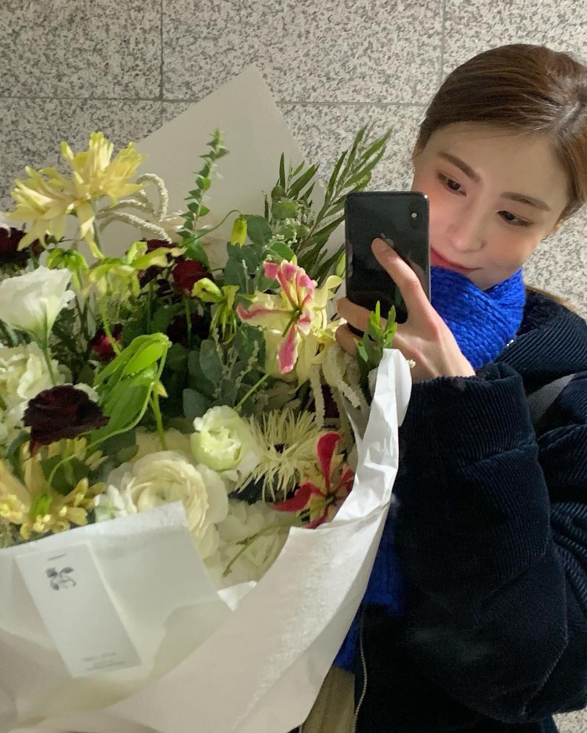 아우터와 머플러 컬러 조합 5🎨
올겨울을 위한 이쁜 색감 코디, 이렇게만 따라 하세요. 🔍

1. 브라운 아우터 & 레드 머플러
올겨울 가장 강력한 컬러 조합이 아닐까 합니다. 트렌드에 트렌드를 더했으니 말이죠. 이번 겨울엔 진한 브라운 아우터와 레드 머플러를 매치해 보세요. 레드 컬러는 강렬할수록 좋습니다.

2. 파스텔 아우터 & 핑크 머플러
겨울에는 어두운 컬러만 입어야 한다는 규칙은 없어요. 오히려 겨울에도 화사한 톤으로 스타일링하는 것이 중요하죠. 파스텔 톤의 아우터에 핑크 머플러를 더해 포근하고 화사한 겨울 룩을 완성해 보세요. 추울수록 밝은 컬러 조합으로 생기를 더해보자고요.

3. 블랙 아우터 & 체크 머플러
매일 아침마다 블랙 아우터와 함께 코디할 머플러를 선택하는 것은 꽤 어려운 결정일 수 있습니다. 선택의 폭이 광범위하니 말이죠. 이럴 때는 과감한 포인트를 줄 수 있는 체크 머플러를 선택해 보는 건 어떨까요? 색감 대비가 확실한 체크 머플러를 선택하는 것이 핵심입니다.

4. 네이비 아우터 & 블루 머플러
데일리로 손색없는 무난한 조합을 찾고 있다면 톤온톤 스타일링을 추천합니다. 베이직한 네이비 아우터에 블루 머플러를 코디하여 잔잔한 포인트를 주는 거죠. 톤온톤 스타일링 사전에 실패란 없습니다.

5. 카멜 아우터 & 그레이 머플러
카멜 컬러 아우터와 그레이 머플러 조합도 훌륭합니다. 단정하면서도 세련된 느낌을 연출할 수 있어 중요한 약속 자리를 갈 때나 출근 룩으로 참고하면 좋은 스타일링이죠. 머플러를 파리지앵 노트로 묶는다면 정돈된 느낌을 더해줄 수 있어요.

겨울에는 아이템의 선택이 제한되는 만큼 다양한 컬러를 적절하게 활용하는 것이 중요합니다. 이번 겨울, 여러분의 취향에 따라 다양한 색감 조합으로 코디해 보세요. ☃️ 이미지8
