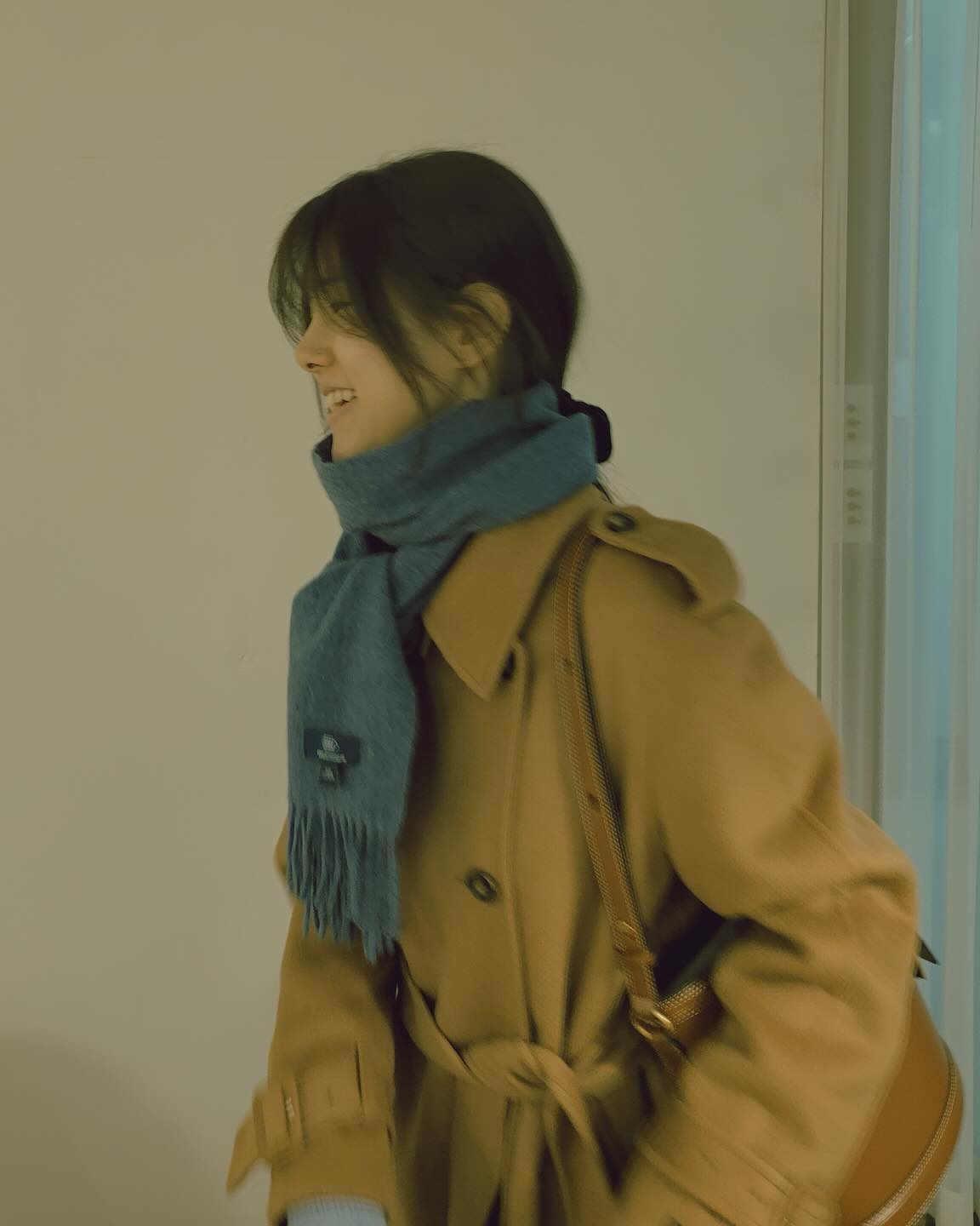 아우터와 머플러 컬러 조합 5🎨
올겨울을 위한 이쁜 색감 코디, 이렇게만 따라 하세요. 🔍

1. 브라운 아우터 & 레드 머플러
올겨울 가장 강력한 컬러 조합이 아닐까 합니다. 트렌드에 트렌드를 더했으니 말이죠. 이번 겨울엔 진한 브라운 아우터와 레드 머플러를 매치해 보세요. 레드 컬러는 강렬할수록 좋습니다.

2. 파스텔 아우터 & 핑크 머플러
겨울에는 어두운 컬러만 입어야 한다는 규칙은 없어요. 오히려 겨울에도 화사한 톤으로 스타일링하는 것이 중요하죠. 파스텔 톤의 아우터에 핑크 머플러를 더해 포근하고 화사한 겨울 룩을 완성해 보세요. 추울수록 밝은 컬러 조합으로 생기를 더해보자고요.

3. 블랙 아우터 & 체크 머플러
매일 아침마다 블랙 아우터와 함께 코디할 머플러를 선택하는 것은 꽤 어려운 결정일 수 있습니다. 선택의 폭이 광범위하니 말이죠. 이럴 때는 과감한 포인트를 줄 수 있는 체크 머플러를 선택해 보는 건 어떨까요? 색감 대비가 확실한 체크 머플러를 선택하는 것이 핵심입니다.

4. 네이비 아우터 & 블루 머플러
데일리로 손색없는 무난한 조합을 찾고 있다면 톤온톤 스타일링을 추천합니다. 베이직한 네이비 아우터에 블루 머플러를 코디하여 잔잔한 포인트를 주는 거죠. 톤온톤 스타일링 사전에 실패란 없습니다.

5. 카멜 아우터 & 그레이 머플러
카멜 컬러 아우터와 그레이 머플러 조합도 훌륭합니다. 단정하면서도 세련된 느낌을 연출할 수 있어 중요한 약속 자리를 갈 때나 출근 룩으로 참고하면 좋은 스타일링이죠. 머플러를 파리지앵 노트로 묶는다면 정돈된 느낌을 더해줄 수 있어요.

겨울에는 아이템의 선택이 제한되는 만큼 다양한 컬러를 적절하게 활용하는 것이 중요합니다. 이번 겨울, 여러분의 취향에 따라 다양한 색감 조합으로 코디해 보세요. ☃️ 이미지10