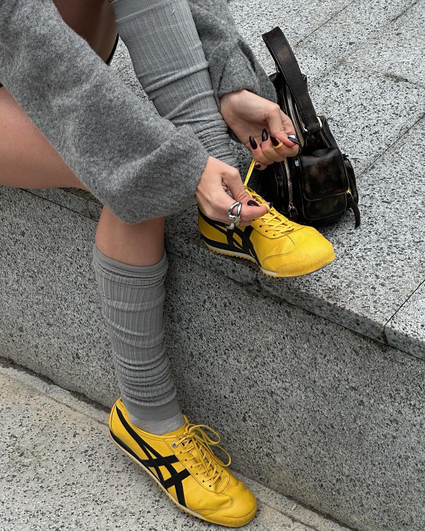 요즘엔 운동화에 회색 양말🩶🧦 이미지3