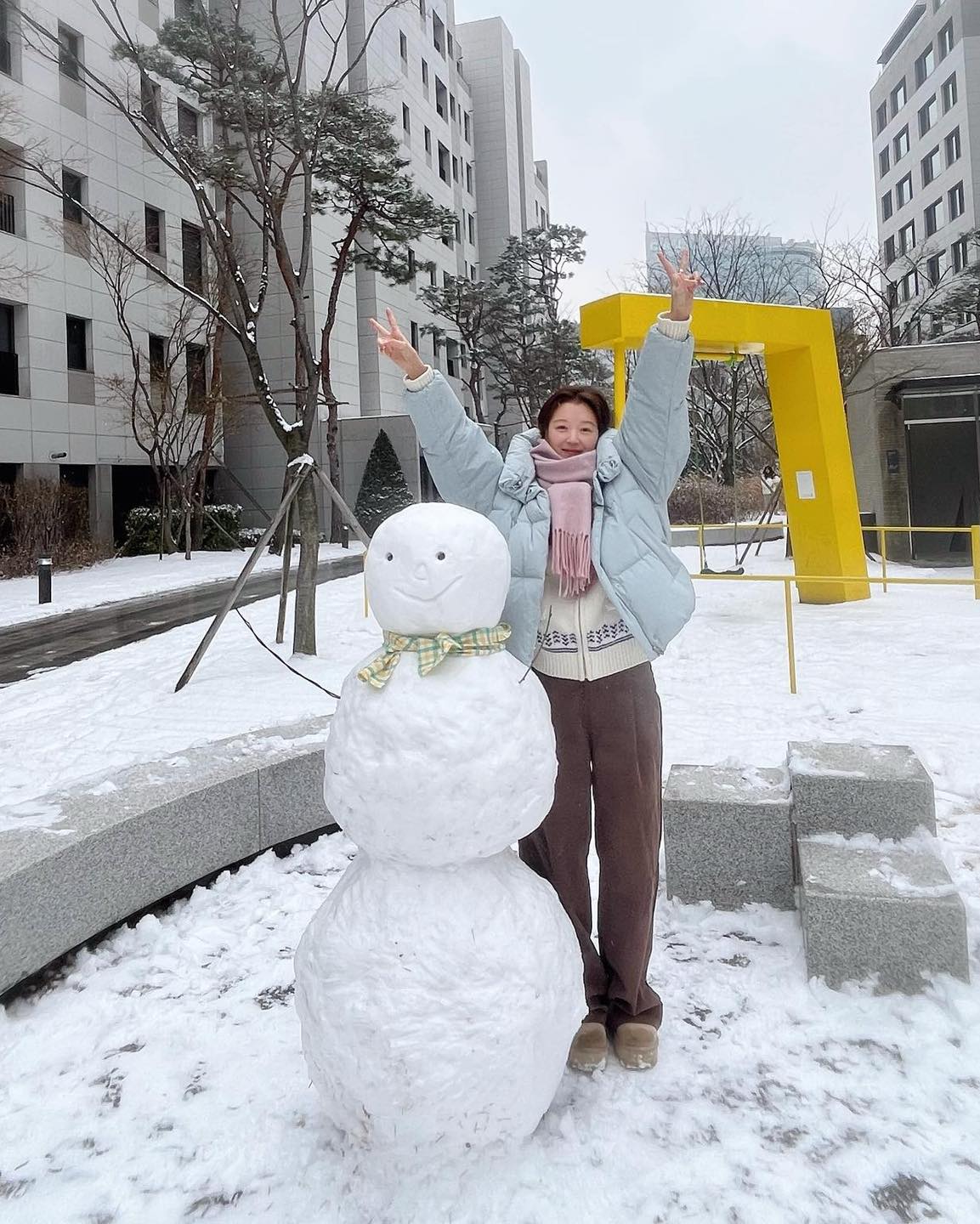 아우터와 머플러 컬러 조합 5🎨
올겨울을 위한 이쁜 색감 코디, 이렇게만 따라 하세요. 🔍

1. 브라운 아우터 & 레드 머플러
올겨울 가장 강력한 컬러 조합이 아닐까 합니다. 트렌드에 트렌드를 더했으니 말이죠. 이번 겨울엔 진한 브라운 아우터와 레드 머플러를 매치해 보세요. 레드 컬러는 강렬할수록 좋습니다.

2. 파스텔 아우터 & 핑크 머플러
겨울에는 어두운 컬러만 입어야 한다는 규칙은 없어요. 오히려 겨울에도 화사한 톤으로 스타일링하는 것이 중요하죠. 파스텔 톤의 아우터에 핑크 머플러를 더해 포근하고 화사한 겨울 룩을 완성해 보세요. 추울수록 밝은 컬러 조합으로 생기를 더해보자고요.

3. 블랙 아우터 & 체크 머플러
매일 아침마다 블랙 아우터와 함께 코디할 머플러를 선택하는 것은 꽤 어려운 결정일 수 있습니다. 선택의 폭이 광범위하니 말이죠. 이럴 때는 과감한 포인트를 줄 수 있는 체크 머플러를 선택해 보는 건 어떨까요? 색감 대비가 확실한 체크 머플러를 선택하는 것이 핵심입니다.

4. 네이비 아우터 & 블루 머플러
데일리로 손색없는 무난한 조합을 찾고 있다면 톤온톤 스타일링을 추천합니다. 베이직한 네이비 아우터에 블루 머플러를 코디하여 잔잔한 포인트를 주는 거죠. 톤온톤 스타일링 사전에 실패란 없습니다.

5. 카멜 아우터 & 그레이 머플러
카멜 컬러 아우터와 그레이 머플러 조합도 훌륭합니다. 단정하면서도 세련된 느낌을 연출할 수 있어 중요한 약속 자리를 갈 때나 출근 룩으로 참고하면 좋은 스타일링이죠. 머플러를 파리지앵 노트로 묶는다면 정돈된 느낌을 더해줄 수 있어요.

겨울에는 아이템의 선택이 제한되는 만큼 다양한 컬러를 적절하게 활용하는 것이 중요합니다. 이번 겨울, 여러분의 취향에 따라 다양한 색감 조합으로 코디해 보세요. ☃️ 이미지4