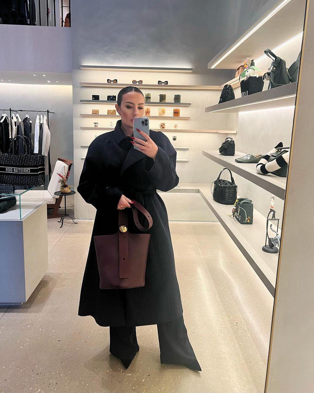 한 손에 쏙👜클래식 버킷백 추천
간편하게 데일리로 들고 다니기 좋은 버킷 백 리스트✔️

1. 생로랑 유광 가죽 소재의 LE 37 미니백

2. 메종마르지엘라 5AC  드로스트링 스몰백

3. 셀린느 트리옹프 캔버스 & 카프스킨

4. 셀린느 퀴르 트리옹프 스몰 버킷 

5. 디올 쎄디올 미디엄 백

6. 프라다 듀엣 리나일론 및 브러쉬드 버킷 백

7. 로에베 미디엄 페블 버킷 백 이미지7
