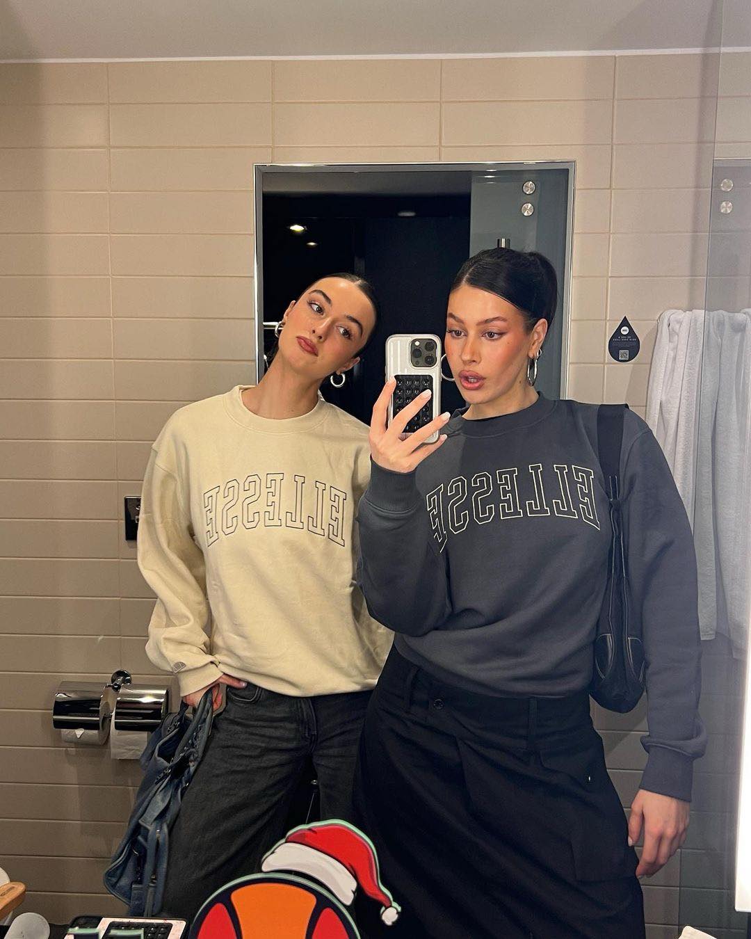 꾸안꾸 아이템 정석 @맨투맨☁️🤍
편하고 예쁜 맨투맨 브랜드 리스트 8가지✔️

1. 엘레쎄 에오아르도 스웨트셔츠

2. 스투시 스포츠 릴렉스드 오버사이즈 크루넥

3. 로에베 애너그램 레귤러 핏 스웻셔츠

4. 폴로 랄프 로렌 플리스 크루넥 스웨트셔츠

5. 스포티앤리치 애슬래틱 클럽 크루넥

6. 스투시 베이직 스투시 크루넥

7. 메종 키츠네 폭스 헤드 패치 어드저스티드 스웨트셔츠

8. 아미 빅하트 로고 패치 오버핏 맨투맨 이미지