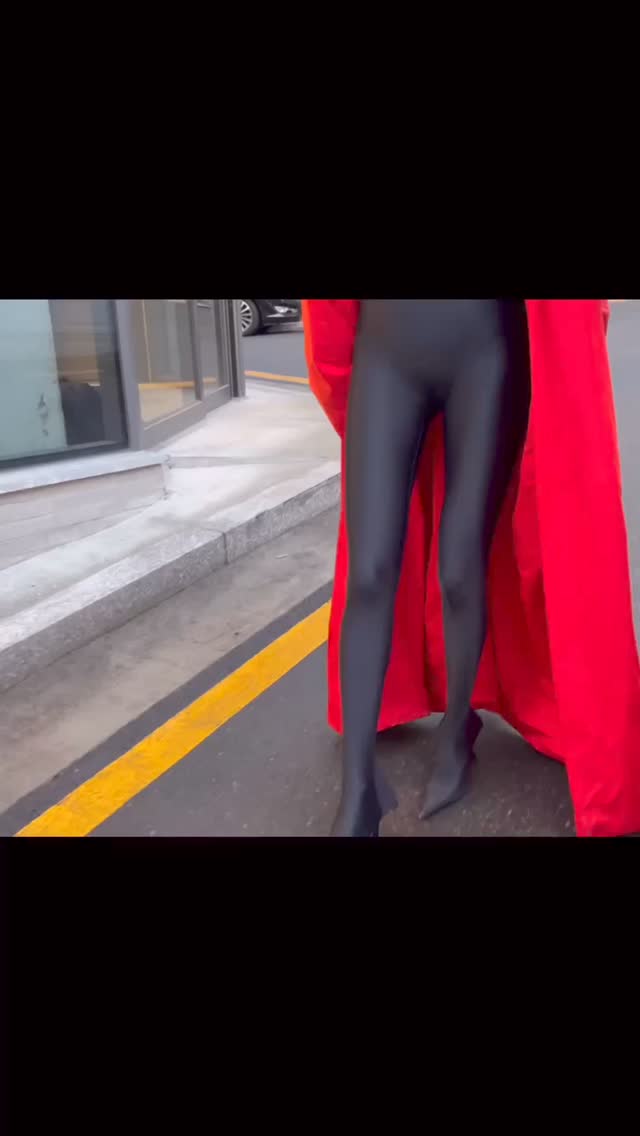 여전한 완벽 몸매❤️‍🔥🖤@장윤주​
군살도 굴욕도 없는 그녀의 발렌시아가 24S/S 바디수트 핏😎​
​
모델 장윤주가 발렌시아가 2024 봄/여름 컬렉션 의상인 타이즈 바디수트를 입은 모습을 인스타그램에 업로드하며 여전히 완벽한 몸매를 뽐냈습니다. 이 날 그녀는 모델 이소라의 유튜브 콘텐츠인 '슈퍼마켙 소라'에 5번째 게스트로 출연했는데요. 이소라와 함께 런웨이를 방불케 하는 멋진 워킹을 선보이며 압도적인 비율의 모델핏을 자랑했습니다.​
​
장윤주가 출연한 에피소드는 유튜브 채널 '슈퍼마켙 소라'에서 만나볼 수 있습니다. 🎥​ 이미지
