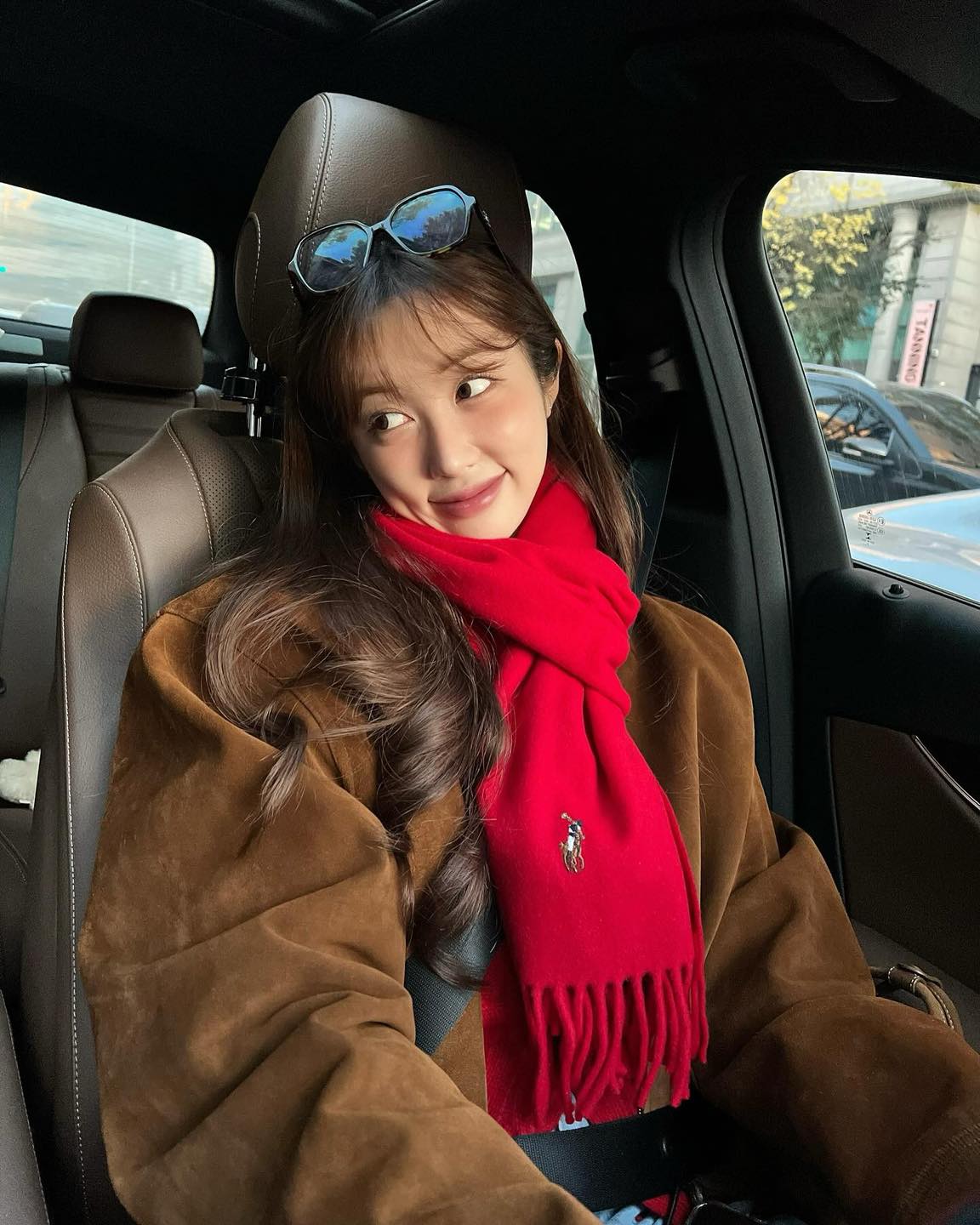 아우터와 머플러 컬러 조합 5🎨
올겨울을 위한 이쁜 색감 코디, 이렇게만 따라 하세요. 🔍

1. 브라운 아우터 & 레드 머플러
올겨울 가장 강력한 컬러 조합이 아닐까 합니다. 트렌드에 트렌드를 더했으니 말이죠. 이번 겨울엔 진한 브라운 아우터와 레드 머플러를 매치해 보세요. 레드 컬러는 강렬할수록 좋습니다.

2. 파스텔 아우터 & 핑크 머플러
겨울에는 어두운 컬러만 입어야 한다는 규칙은 없어요. 오히려 겨울에도 화사한 톤으로 스타일링하는 것이 중요하죠. 파스텔 톤의 아우터에 핑크 머플러를 더해 포근하고 화사한 겨울 룩을 완성해 보세요. 추울수록 밝은 컬러 조합으로 생기를 더해보자고요.

3. 블랙 아우터 & 체크 머플러
매일 아침마다 블랙 아우터와 함께 코디할 머플러를 선택하는 것은 꽤 어려운 결정일 수 있습니다. 선택의 폭이 광범위하니 말이죠. 이럴 때는 과감한 포인트를 줄 수 있는 체크 머플러를 선택해 보는 건 어떨까요? 색감 대비가 확실한 체크 머플러를 선택하는 것이 핵심입니다.

4. 네이비 아우터 & 블루 머플러
데일리로 손색없는 무난한 조합을 찾고 있다면 톤온톤 스타일링을 추천합니다. 베이직한 네이비 아우터에 블루 머플러를 코디하여 잔잔한 포인트를 주는 거죠. 톤온톤 스타일링 사전에 실패란 없습니다.

5. 카멜 아우터 & 그레이 머플러
카멜 컬러 아우터와 그레이 머플러 조합도 훌륭합니다. 단정하면서도 세련된 느낌을 연출할 수 있어 중요한 약속 자리를 갈 때나 출근 룩으로 참고하면 좋은 스타일링이죠. 머플러를 파리지앵 노트로 묶는다면 정돈된 느낌을 더해줄 수 있어요.

겨울에는 아이템의 선택이 제한되는 만큼 다양한 컬러를 적절하게 활용하는 것이 중요합니다. 이번 겨울, 여러분의 취향에 따라 다양한 색감 조합으로 코디해 보세요. ☃️ 이미지1