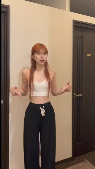 하루 3분 개미허리를 위한 투자🐜
1번 동작 : 30회, 엉덩이 힘을 제대로 주세요!
2번 동작 : 60회 ~ 100회, 아랫배에 힘을 넣고 옆구리가 힘들 때까지 진행해요! 이미지
