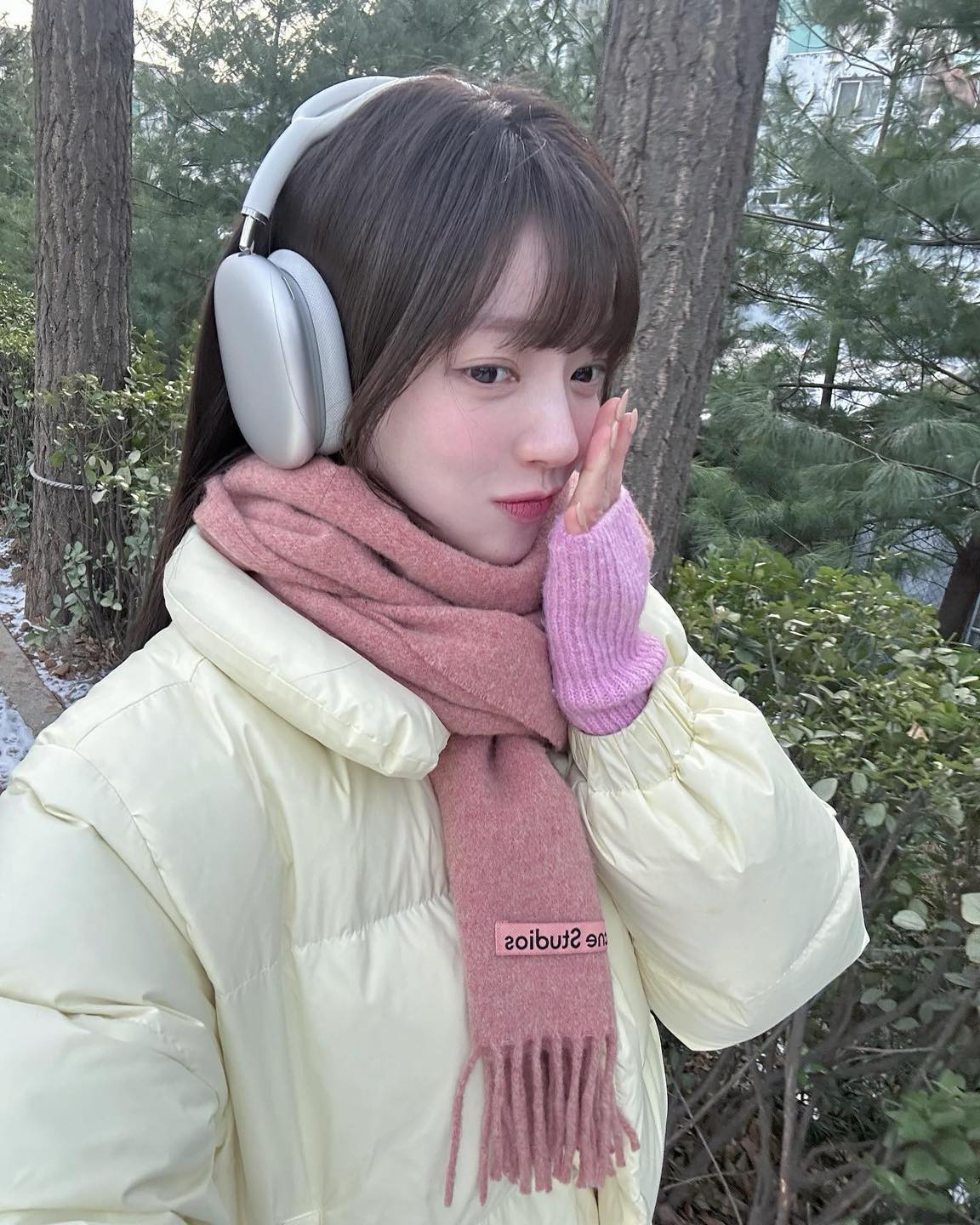 아우터와 머플러 컬러 조합 5🎨
올겨울을 위한 이쁜 색감 코디, 이렇게만 따라 하세요. 🔍

1. 브라운 아우터 & 레드 머플러
올겨울 가장 강력한 컬러 조합이 아닐까 합니다. 트렌드에 트렌드를 더했으니 말이죠. 이번 겨울엔 진한 브라운 아우터와 레드 머플러를 매치해 보세요. 레드 컬러는 강렬할수록 좋습니다.

2. 파스텔 아우터 & 핑크 머플러
겨울에는 어두운 컬러만 입어야 한다는 규칙은 없어요. 오히려 겨울에도 화사한 톤으로 스타일링하는 것이 중요하죠. 파스텔 톤의 아우터에 핑크 머플러를 더해 포근하고 화사한 겨울 룩을 완성해 보세요. 추울수록 밝은 컬러 조합으로 생기를 더해보자고요.

3. 블랙 아우터 & 체크 머플러
매일 아침마다 블랙 아우터와 함께 코디할 머플러를 선택하는 것은 꽤 어려운 결정일 수 있습니다. 선택의 폭이 광범위하니 말이죠. 이럴 때는 과감한 포인트를 줄 수 있는 체크 머플러를 선택해 보는 건 어떨까요? 색감 대비가 확실한 체크 머플러를 선택하는 것이 핵심입니다.

4. 네이비 아우터 & 블루 머플러
데일리로 손색없는 무난한 조합을 찾고 있다면 톤온톤 스타일링을 추천합니다. 베이직한 네이비 아우터에 블루 머플러를 코디하여 잔잔한 포인트를 주는 거죠. 톤온톤 스타일링 사전에 실패란 없습니다.

5. 카멜 아우터 & 그레이 머플러
카멜 컬러 아우터와 그레이 머플러 조합도 훌륭합니다. 단정하면서도 세련된 느낌을 연출할 수 있어 중요한 약속 자리를 갈 때나 출근 룩으로 참고하면 좋은 스타일링이죠. 머플러를 파리지앵 노트로 묶는다면 정돈된 느낌을 더해줄 수 있어요.

겨울에는 아이템의 선택이 제한되는 만큼 다양한 컬러를 적절하게 활용하는 것이 중요합니다. 이번 겨울, 여러분의 취향에 따라 다양한 색감 조합으로 코디해 보세요. ☃️ 이미지3