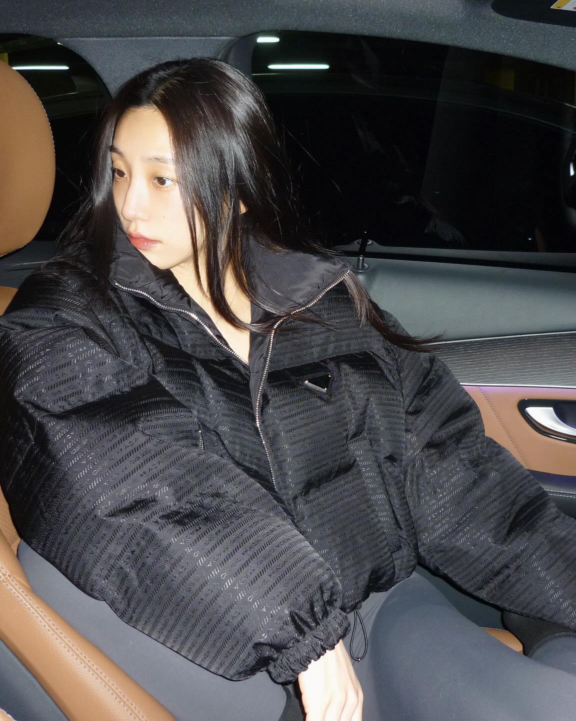 한파 다시 시작🥶🖤검패 @꺼내
셀럽들은 블랙 패딩에 뭐입지?!🤔꿀조합 3가지 추천✔️

1. 블랙 패딩 & 레깅스
요즘 레깅스는 다르죠. 웬만한 바지보다 두꺼운 소재로, 따뜻하면서도 스타일리시한 겨울 코디를 완성할 수 있습니다. 부피가 있는 숏패딩에 레깅스를 매치하면 슬림해 보이는 느낌도 연출할 수 있죠. 켄달 제너와 이리나 샤크처럼 두 아이템 조합에 부츠 아이템까지 추가하면 시크한 무드를 더욱 강조할 수 있어요.

2. 블랙 패딩 & 조거 팬츠
편안함은 물론이고 따뜻함까지 두 배로 챙길 수 있는 겨울 원마일웨어 조합의 핵심은 꾸안꾸 스타일입니다. 마냥 후줄근해 보이지 않도록 조거 팬츠 밑단을 양말이나 부츠 안에 넣어 입거나, 다양한 모자 아이템과 코디하여 무심한 듯 매치하는 것이 이 조합의 포인트. 한 번 입어보면 자꾸만 손이 가게 될 최적의 겨울 스타일 조합입니다.

3. 블랙 패딩 & 청바지
말이 필요 없는 클래식한 아이템 조합이죠. 이 기본적인 스타일이 조금 밋밋하게 느껴진다면 신발 아이템으로 포인트를 더해봅시다. 두꺼운 양말과 함께 메리제인 슈즈를 신어 귀여운 포인트를 더할 수도 있고요. 부츠에 청바지를 넣어 입는 것으로 추위를 원천 차단할 수도 있습니다. 클래식의 외길을 고집한다면 깔끔한 스니커즈와 함께 매치해 캐주얼한 무드도 연출 가능합니다.

이번 주 한파에는 기본 아이템 중 하나인 검은색 패딩이 필수! 추운 날씨에도 다양한 패딩 코디로 여러분의 스타일을 표현해 보세요. 이미지2