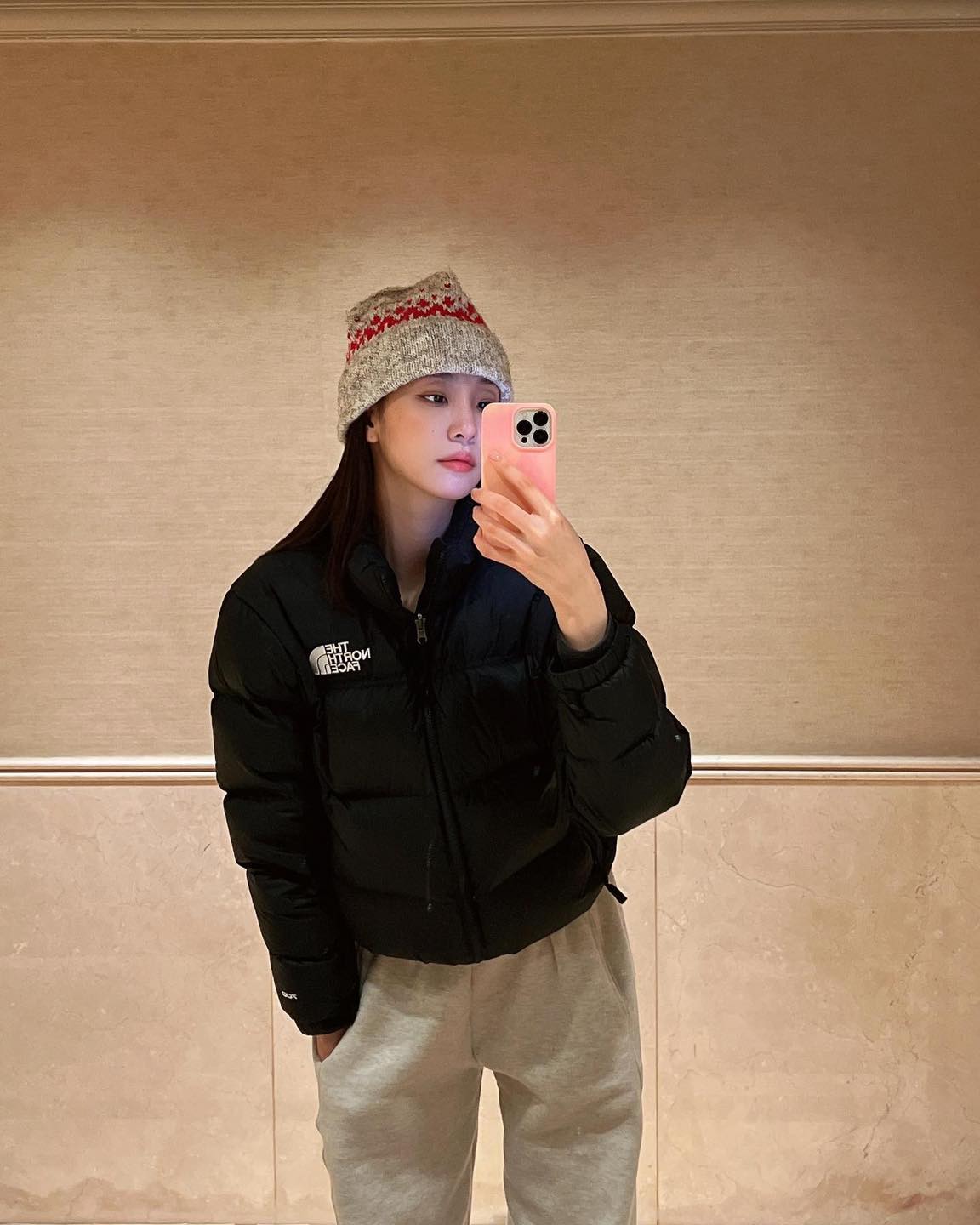 한파 다시 시작🥶🖤검패 @꺼내
셀럽들은 블랙 패딩에 뭐입지?!🤔꿀조합 3가지 추천✔️

1. 블랙 패딩 & 레깅스
요즘 레깅스는 다르죠. 웬만한 바지보다 두꺼운 소재로, 따뜻하면서도 스타일리시한 겨울 코디를 완성할 수 있습니다. 부피가 있는 숏패딩에 레깅스를 매치하면 슬림해 보이는 느낌도 연출할 수 있죠. 켄달 제너와 이리나 샤크처럼 두 아이템 조합에 부츠 아이템까지 추가하면 시크한 무드를 더욱 강조할 수 있어요.

2. 블랙 패딩 & 조거 팬츠
편안함은 물론이고 따뜻함까지 두 배로 챙길 수 있는 겨울 원마일웨어 조합의 핵심은 꾸안꾸 스타일입니다. 마냥 후줄근해 보이지 않도록 조거 팬츠 밑단을 양말이나 부츠 안에 넣어 입거나, 다양한 모자 아이템과 코디하여 무심한 듯 매치하는 것이 이 조합의 포인트. 한 번 입어보면 자꾸만 손이 가게 될 최적의 겨울 스타일 조합입니다.

3. 블랙 패딩 & 청바지
말이 필요 없는 클래식한 아이템 조합이죠. 이 기본적인 스타일이 조금 밋밋하게 느껴진다면 신발 아이템으로 포인트를 더해봅시다. 두꺼운 양말과 함께 메리제인 슈즈를 신어 귀여운 포인트를 더할 수도 있고요. 부츠에 청바지를 넣어 입는 것으로 추위를 원천 차단할 수도 있습니다. 클래식의 외길을 고집한다면 깔끔한 스니커즈와 함께 매치해 캐주얼한 무드도 연출 가능합니다.

이번 주 한파에는 기본 아이템 중 하나인 검은색 패딩이 필수! 추운 날씨에도 다양한 패딩 코디로 여러분의 스타일을 표현해 보세요. 이미지4
