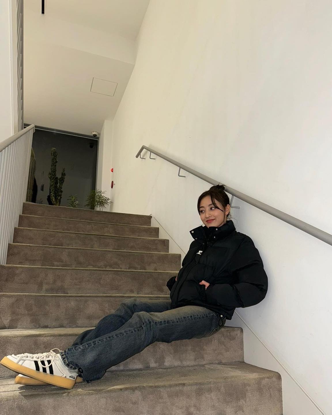 한파 다시 시작🥶🖤검패 @꺼내
셀럽들은 블랙 패딩에 뭐입지?!🤔꿀조합 3가지 추천✔️

1. 블랙 패딩 & 레깅스
요즘 레깅스는 다르죠. 웬만한 바지보다 두꺼운 소재로, 따뜻하면서도 스타일리시한 겨울 코디를 완성할 수 있습니다. 부피가 있는 숏패딩에 레깅스를 매치하면 슬림해 보이는 느낌도 연출할 수 있죠. 켄달 제너와 이리나 샤크처럼 두 아이템 조합에 부츠 아이템까지 추가하면 시크한 무드를 더욱 강조할 수 있어요.

2. 블랙 패딩 & 조거 팬츠
편안함은 물론이고 따뜻함까지 두 배로 챙길 수 있는 겨울 원마일웨어 조합의 핵심은 꾸안꾸 스타일입니다. 마냥 후줄근해 보이지 않도록 조거 팬츠 밑단을 양말이나 부츠 안에 넣어 입거나, 다양한 모자 아이템과 코디하여 무심한 듯 매치하는 것이 이 조합의 포인트. 한 번 입어보면 자꾸만 손이 가게 될 최적의 겨울 스타일 조합입니다.

3. 블랙 패딩 & 청바지
말이 필요 없는 클래식한 아이템 조합이죠. 이 기본적인 스타일이 조금 밋밋하게 느껴진다면 신발 아이템으로 포인트를 더해봅시다. 두꺼운 양말과 함께 메리제인 슈즈를 신어 귀여운 포인트를 더할 수도 있고요. 부츠에 청바지를 넣어 입는 것으로 추위를 원천 차단할 수도 있습니다. 클래식의 외길을 고집한다면 깔끔한 스니커즈와 함께 매치해 캐주얼한 무드도 연출 가능합니다.

이번 주 한파에는 기본 아이템 중 하나인 검은색 패딩이 필수! 추운 날씨에도 다양한 패딩 코디로 여러분의 스타일을 표현해 보세요. 이미지9