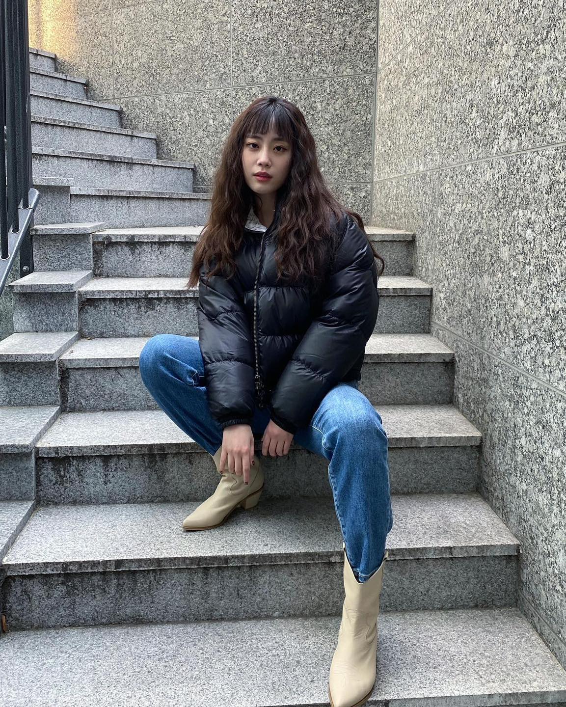 한파 다시 시작🥶🖤검패 @꺼내
셀럽들은 블랙 패딩에 뭐입지?!🤔꿀조합 3가지 추천✔️

1. 블랙 패딩 & 레깅스
요즘 레깅스는 다르죠. 웬만한 바지보다 두꺼운 소재로, 따뜻하면서도 스타일리시한 겨울 코디를 완성할 수 있습니다. 부피가 있는 숏패딩에 레깅스를 매치하면 슬림해 보이는 느낌도 연출할 수 있죠. 켄달 제너와 이리나 샤크처럼 두 아이템 조합에 부츠 아이템까지 추가하면 시크한 무드를 더욱 강조할 수 있어요.

2. 블랙 패딩 & 조거 팬츠
편안함은 물론이고 따뜻함까지 두 배로 챙길 수 있는 겨울 원마일웨어 조합의 핵심은 꾸안꾸 스타일입니다. 마냥 후줄근해 보이지 않도록 조거 팬츠 밑단을 양말이나 부츠 안에 넣어 입거나, 다양한 모자 아이템과 코디하여 무심한 듯 매치하는 것이 이 조합의 포인트. 한 번 입어보면 자꾸만 손이 가게 될 최적의 겨울 스타일 조합입니다.

3. 블랙 패딩 & 청바지
말이 필요 없는 클래식한 아이템 조합이죠. 이 기본적인 스타일이 조금 밋밋하게 느껴진다면 신발 아이템으로 포인트를 더해봅시다. 두꺼운 양말과 함께 메리제인 슈즈를 신어 귀여운 포인트를 더할 수도 있고요. 부츠에 청바지를 넣어 입는 것으로 추위를 원천 차단할 수도 있습니다. 클래식의 외길을 고집한다면 깔끔한 스니커즈와 함께 매치해 캐주얼한 무드도 연출 가능합니다.

이번 주 한파에는 기본 아이템 중 하나인 검은색 패딩이 필수! 추운 날씨에도 다양한 패딩 코디로 여러분의 스타일을 표현해 보세요. 이미지8