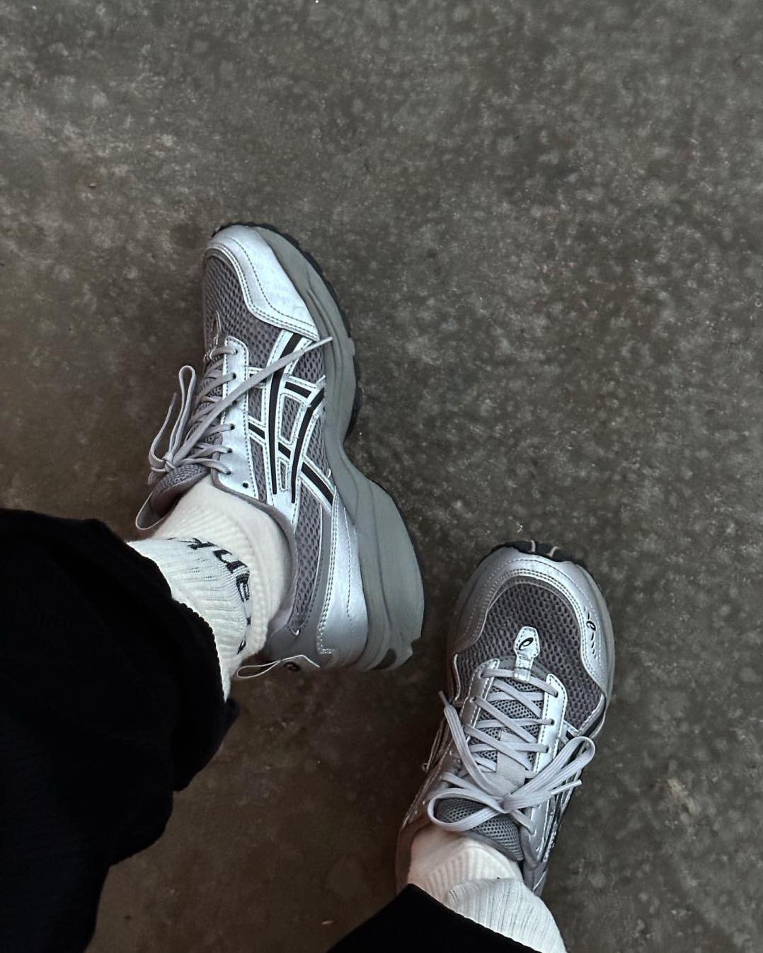 데일리 운동화 @아식스 추천📝
편하고 예쁜 만능 꿀템👟 하나쯤은 있어야지🙌
1.아식스 젤 카야노 14 크림 블랙
2.아식스 x 마뗑킴 젤 소노마 15-50 오아시스 그린 퓨어 실버
3.아식스 x 네이키드 젤 1130 화이트 퓨어 실버
4.아식스 x 프레자 위워 젤 1090 V2 클레이 그레이 퓨어 실버
5.아식스 젤 퀀텀 키네틱 버치 다크 토프
6.아식스 GT-2160 화이트 블랙
7.아식스 조그 100 S 시트 락 - 2E 와이드 이미지4
