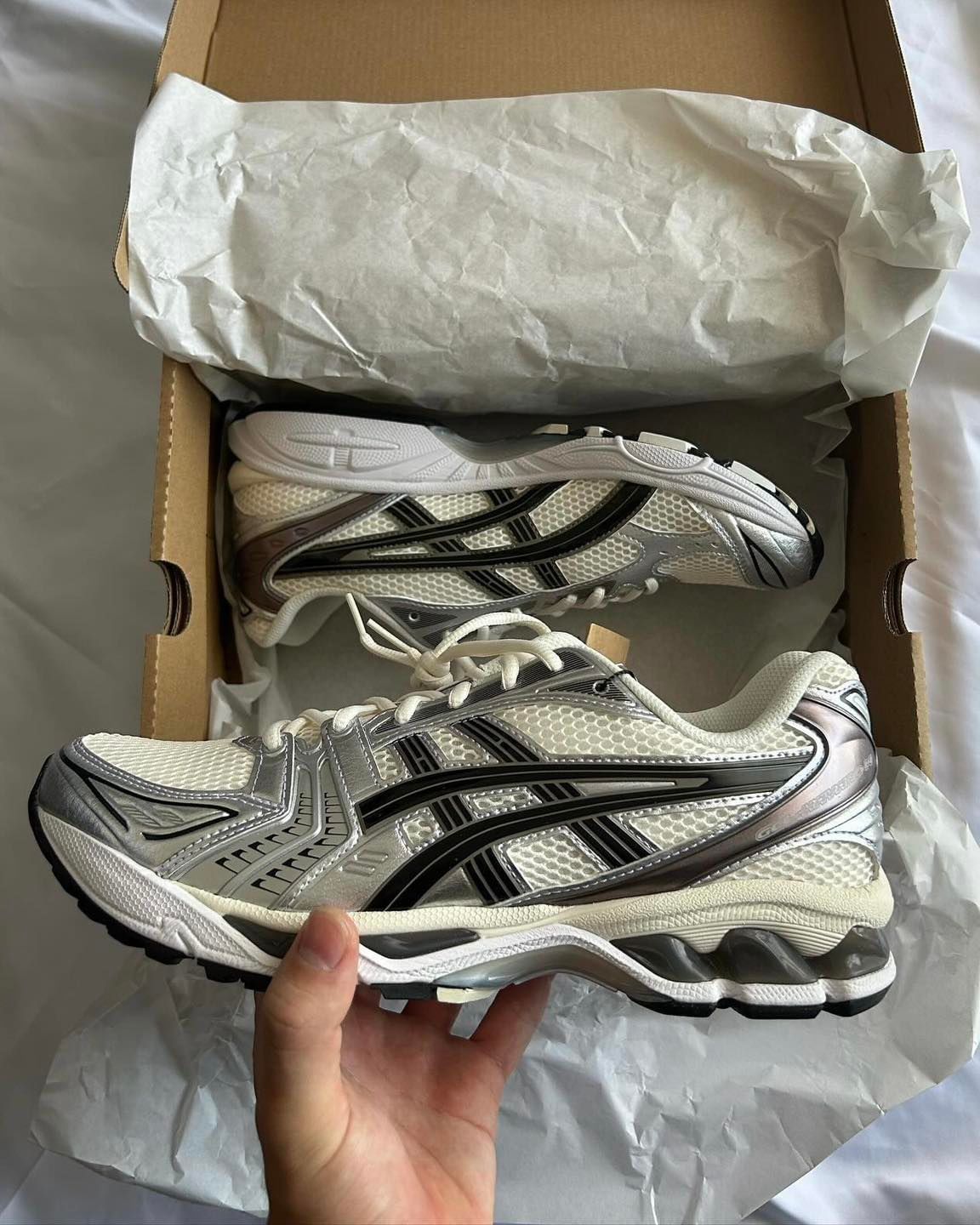데일리 운동화 @아식스 추천📝
편하고 예쁜 만능 꿀템👟 하나쯤은 있어야지🙌

1.아식스 젤 카야노 14 크림 블랙

2.아식스 x 마뗑킴 젤 소노마 15-50 오아시스 그린 퓨어 실버

3.아식스 x 네이키드 젤 1130 화이트 퓨어 실버

4.아식스 x 프레자 위워 젤 1090 V2 클레이 그레이 퓨어 실버

5.아식스 젤 퀀텀 키네틱 버치 다크 토프

6.아식스 GT-2160 화이트 블랙

7.아식스 조그 100 S 시트 락 - 2E 와이드 이미지