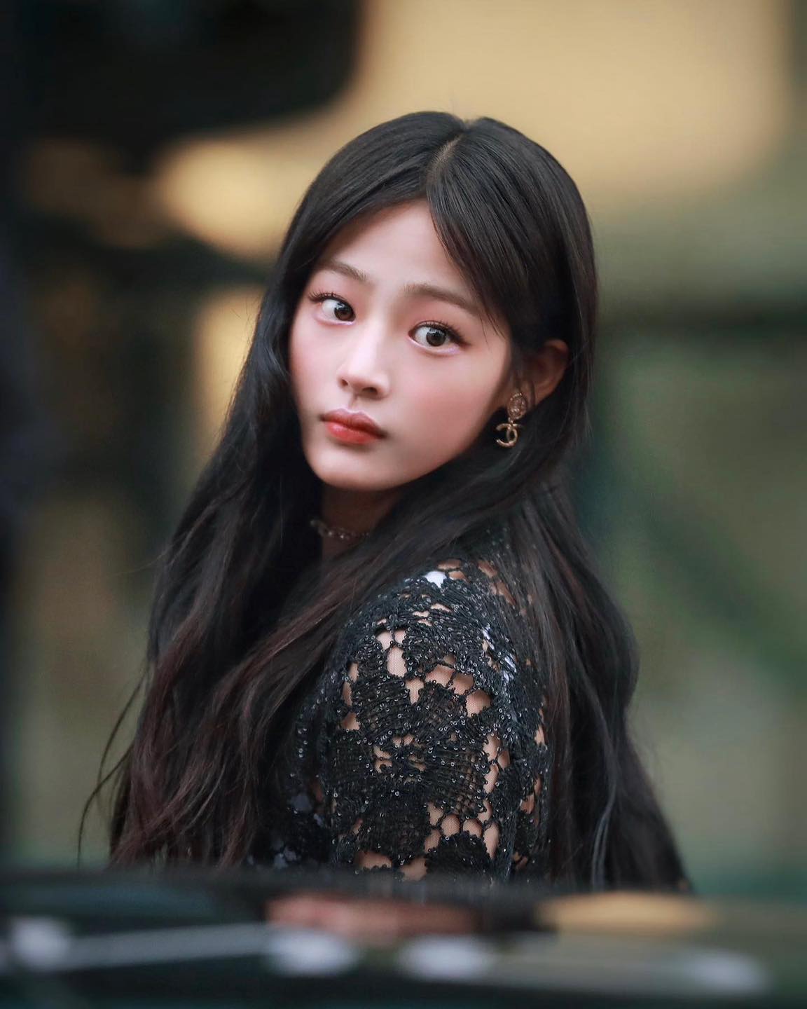 첫 샤넬쇼에서 미모 뽐낸 민지🖤
샤넬 코리아 앰버서더 뉴진스 민지💫 파리에서도 빛난 비주얼👑

뉴진스 멤버이자 샤넬 코리아 앰버서더인 민지가 어제인 1월 23일, 프랑스 파리에서 열린 샤넬 2024 봄-여름 오뜨 쿠뛰르 쇼에 참석했습니다. 그녀의 첫 샤넬 쇼 참석 의상은 샤넬 2024 봄-여름 레디 투 웨어 컬렉션의 60번 룩인 블랙 레이스 셋업에 하늘색 부츠 조합이었는데요. 가방은 같은 컬렉션의 7번 룩 아이템 중 블랙 앤 화이트 가방을 매치하여 포인트를 주었죠.

뉴진스 민지가 샤넬과 함께한 순간들을 지금 바로 슬라이드를 넘겨 확인해 보세요. ✨ 이미지