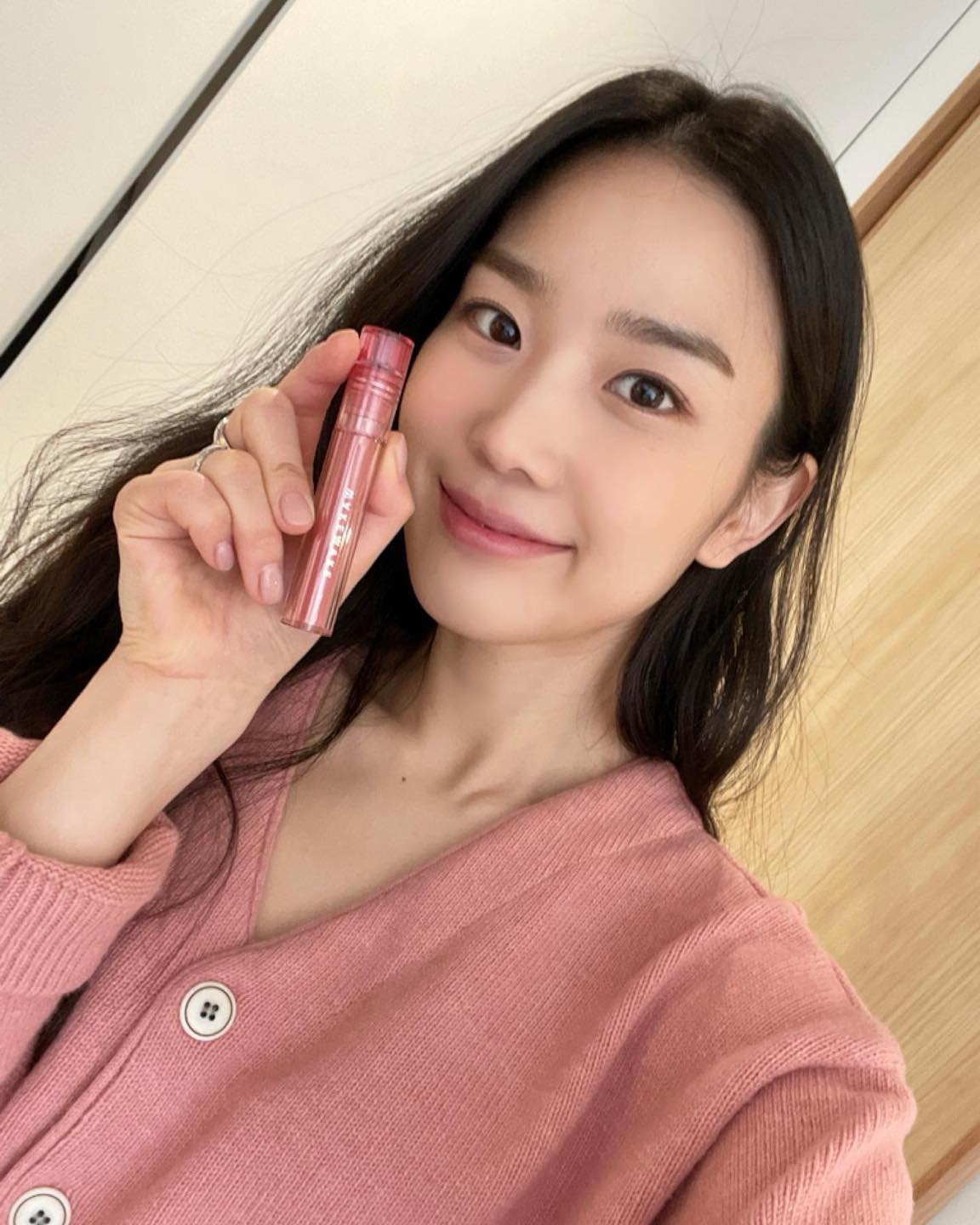 퍼스널 컬러 별 핑크 니트 코디🩷
니트도 퍼컬에 맞게 입자🎨퍼컬 별 형광등 켜 줄 찰떡 핑크는?🔍

1. 봄 웜
봄 웜 피부톤에 어울리는 컬러는 주로 코랄이나 피치 빛이 섞인 핑크입니다. 일반적으로는 딸기 우유 빛깔의 핑크 또는 따뜻한 느낌의 파스텔 톤 핑크가 봄 웜 톤의 찰떡 컬러라 할 수 있는데요. 봄 라이트인 경우 장희령처럼 명도는 높지만 채도는 낮은 핑크가, 윤아와 같은 봄 브라이트에게는 명도와 채도가 높은 밝고 따뜻한 느낌의 핑크가 잘 어울리네요. 

2. 여름 쿨
전반적으로 채도가 낮은 컬러가 잘 어울리는 여름 쿨 톤은 페일 핑크 또는 네온 핑크를 추천합니다. 장원영처럼 흰 끼가 도는 페일 핑크의 니트를 선택한다면 차분하고 고급진 느낌을 줄 수도 있고요. 아이린처럼 약간의 채도를 더한 네온 핑크도 좋은 선택입니다.

3. 가을 웜
가을 웜 톤의 경우 저명도에 저채도인 컬러가 잘 어울리는데요. 가을 웜 톤에게 밝고 화사한 핑크는 워스트 초이스죠. 오히려 조우리와 이주연의 스타일링처럼 브릭 컬러가 섞인 듯한 톤 다운된 핑크를 고른다면 안정감 있고 차분한 느낌을 줄 수 있습니다. 

4. 겨울 쿨
겨울 쿨은 일반적으로 직관적인 비비드 핑크가 베스트 초이스입니다. ITZY의 채령처럼 채도가 높은 핑크 니트를 입는다면 생기를 돋보이게 할 수 있고요. 반대로 유나가 선택한 페일 핑크와 같이 채도가 낮은 핑크 톤을 고른다면 차분한 느낌을 줄 수 있습니다.

각자 본연의 퍼스널 컬러에 맞는 색상을 선택하는 것이 가장 중요하죠. 하지만 헤어와 메이크업에 따라 다른 핑크도 시도해 볼 수는 있습니다. 매일 같은 핑크 톤이 지겹다면, 헤어와 메이크업에 변화를 주어 다른 스타일링을 시도해 보는 것도 추천 드립니다. 🦩 이미지