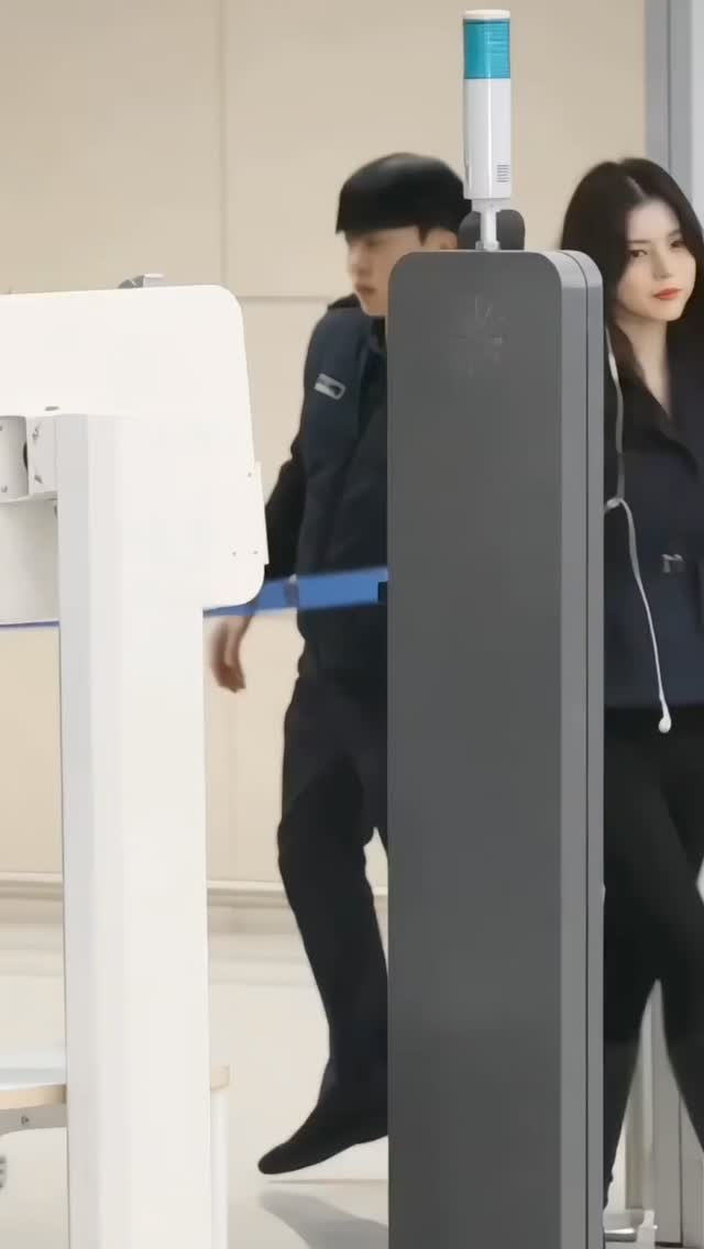 소희 언니 공항룩✈️🎶낼부터 유선 이어폰 @꺼내볼까..?! 이미지