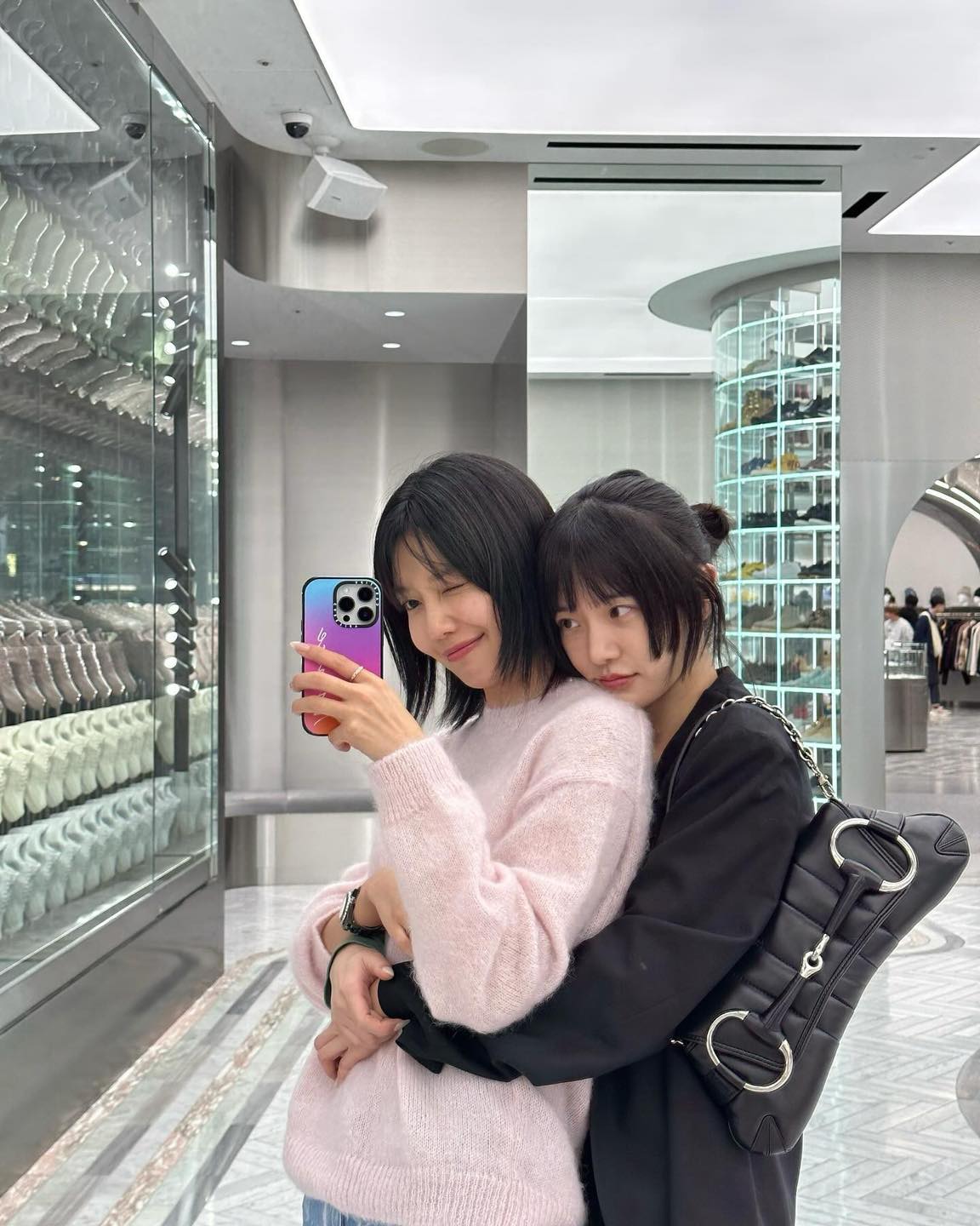 트렌디한 구찌 홀스빗 체인 숄더백👜🖤 박규영도 착용한 시크템🔍 요즘 Gen-Z 핫템이래 이미지
