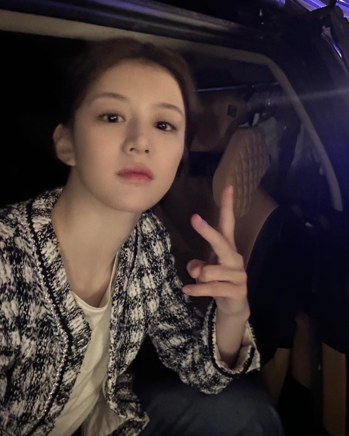 슬슬 트위드 준비해야 할 때🖤🤍 이미지