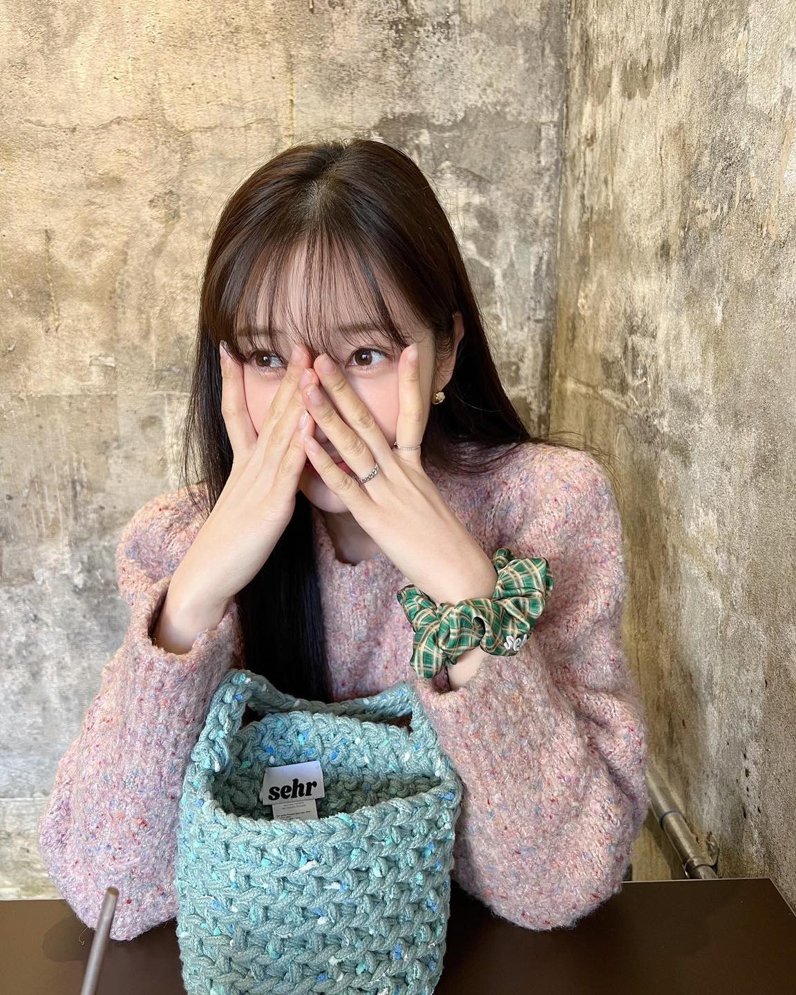 언니들의 스크런치 활용법📿
머리 묶는 거 대신 손목에 스크런치로 팔찌처럼 포인트😙🤍 이미지