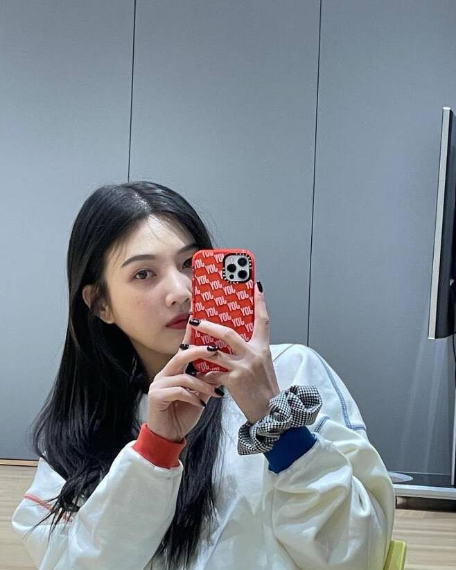 언니들의 스크런치 활용법📿
머리 묶는 거 대신 손목에 스크런치로 팔찌처럼 포인트😙🤍 이미지