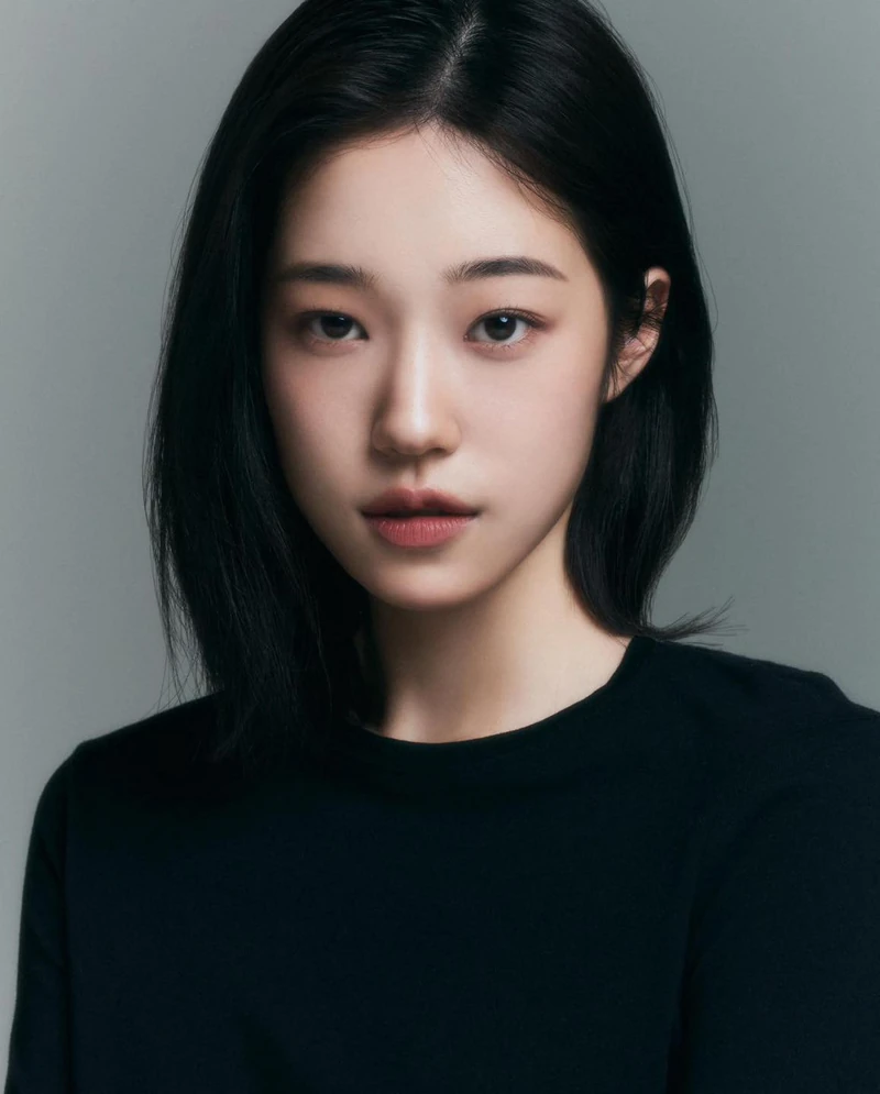 노윤서, 지우학2 여주 소식?🖤
배우 노윤서가 '지금 우리 학교는' 시즌 2의 여주인공 역할을 검토 중이라는 소식이 전해졌습니다. '지금 우리 학교는'는 넷플릭스 오리지널 시리즈로 좀비 바이러스가 퍼진 한 고등학교에 고립된 사람들과 그들을 구하려는 자들의 극한 상황을 담은 이야기인데요. 지난 2022년 1월에 공개되었던 시즌 1은 넷플릭스 한국 콘텐츠 중 '오징어 게임' 다음으로 많은 시청자를 기록하기도 했죠.
'지금 우리 학교는' 시즌 2는 2022년에 6월 넷플릭스 Geeked Week 2022를 통해 제작 확정 소식을 전했으며, 자세한 제작 일정은 아직 미정입니다. 🧟♀️ 이미지1