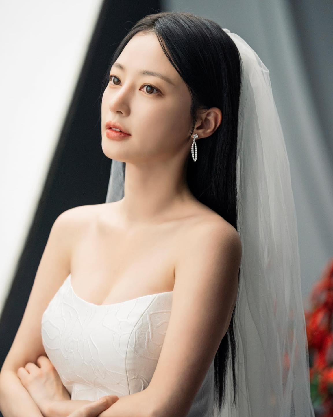 내남결 빌런👰🏻‍♀️연기천재@송하윤
이국적인 러블리 미모에 반전 마라맛 빌런 연기😤도파민 폭발🤯

tvN 월화드라마 '내 남편과 결혼해줘'에서 배우 송하윤이 선보인 빌런 연기가 최근 화제입니다. 그녀는 불륜녀 정수민 역할을 완벽 소화하며 배우 이이경과 함께 역대급 악역으로 많은 이들의 분노를 유발하고 있는데요. 매 회마다 악해지는 빌런들의 활약으로 도파민 가득한 전개에 시청자들의 관심이 더욱 쏠리고 있죠. 총 16부작인 '내 남편과 결혼해줘'는 어제인 1월 30일 방송된 10화 시청률이 10%를 넘으며 동시간대 1위를 차지하는 기록을 세웠습니다.

드라마 '내 남편과 결혼해줘'는 tvN 채널에서 매주 월, 화 오후 8시 50분에 방송됩니다. 📺 이미지1