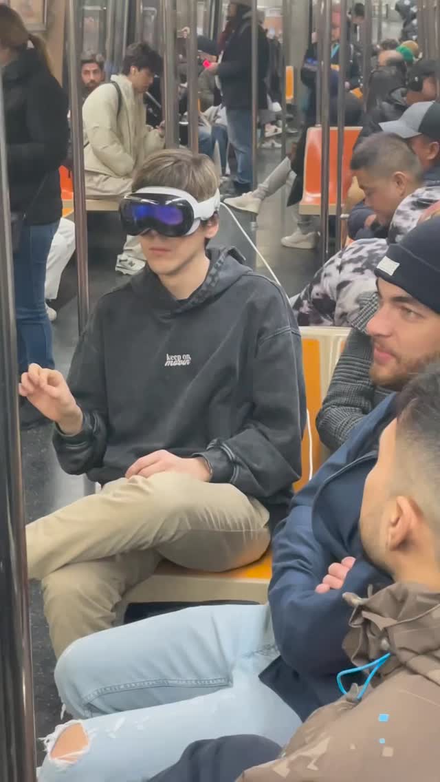 뉴욕 지하철 속🚇🗽비전 프로 일하는 상황 이미지