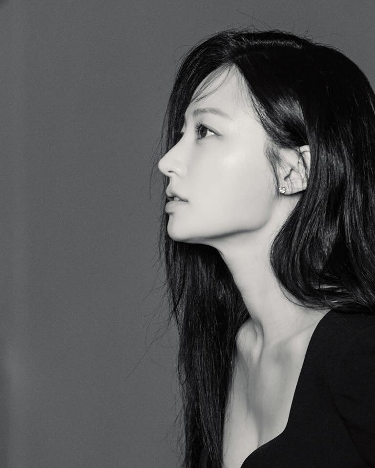 내남결 빌런👰🏻‍♀️연기천재@송하윤
이국적인 러블리 미모에 반전 마라맛 빌런 연기😤도파민 폭발🤯

tvN 월화드라마 '내 남편과 결혼해줘'에서 배우 송하윤이 선보인 빌런 연기가 최근 화제입니다. 그녀는 불륜녀 정수민 역할을 완벽 소화하며 배우 이이경과 함께 역대급 악역으로 많은 이들의 분노를 유발하고 있는데요. 매 회마다 악해지는 빌런들의 활약으로 도파민 가득한 전개에 시청자들의 관심이 더욱 쏠리고 있죠. 총 16부작인 '내 남편과 결혼해줘'는 어제인 1월 30일 방송된 10화 시청률이 10%를 넘으며 동시간대 1위를 차지하는 기록을 세웠습니다.

드라마 '내 남편과 결혼해줘'는 tvN 채널에서 매주 월, 화 오후 8시 50분에 방송됩니다. 📺 이미지7
