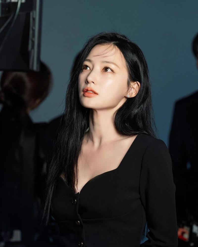 내남결 빌런👰🏻♀️연기천재@송하윤
이국적인 러블리 미모에 반전 마라맛 빌런 연기😤도파민 폭발🤯
tvN 월화드라마 '내 남편과 결혼해줘'에서 배우 송하윤이 선보인 빌런 연기가 최근 화제입니다. 그녀는 불륜녀 정수민 역할을 완벽 소화하며 배우 이이경과 함께 역대급 악역으로 많은 이들의 분노를 유발하고 있는데요. 매 회마다 악해지는 빌런들의 활약으로 도파민 가득한 전개에 시청자들의 관심이 더욱 쏠리고 있죠. 총 16부작인 '내 남편과 결혼해줘'는 어제인 1월 30일 방송된 10화 시청률이 10%를 넘으며 동시간대 1위를 차지하는 기록을 세웠습니다.
드라마 '내 남편과 결혼해줘'는 tvN 채널에서 매주 월, 화 오후 8시 50분에 방송됩니다. 📺 이미지2