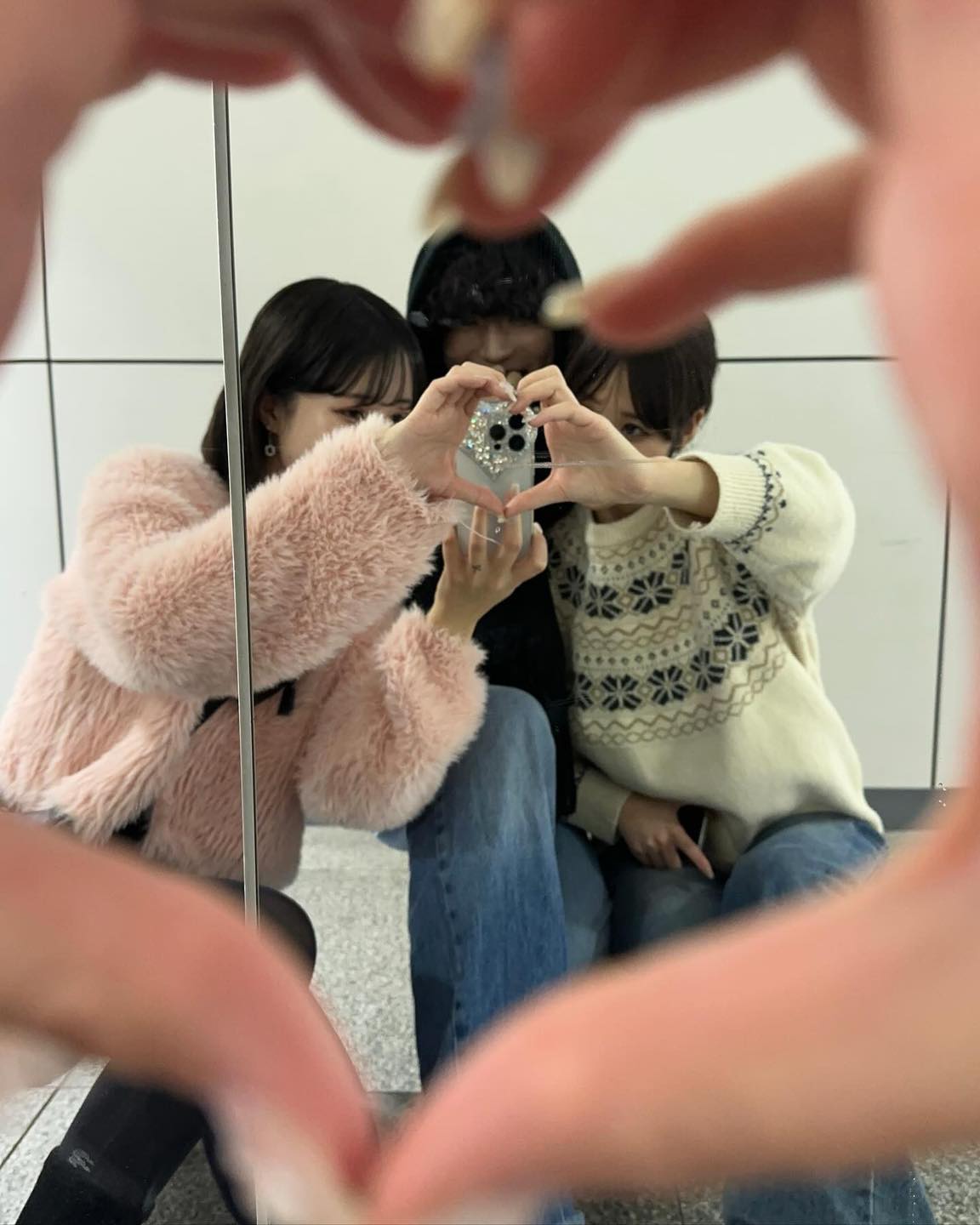 요즘 셀카 하트 포즈❤️🤳@이렇게 이미지