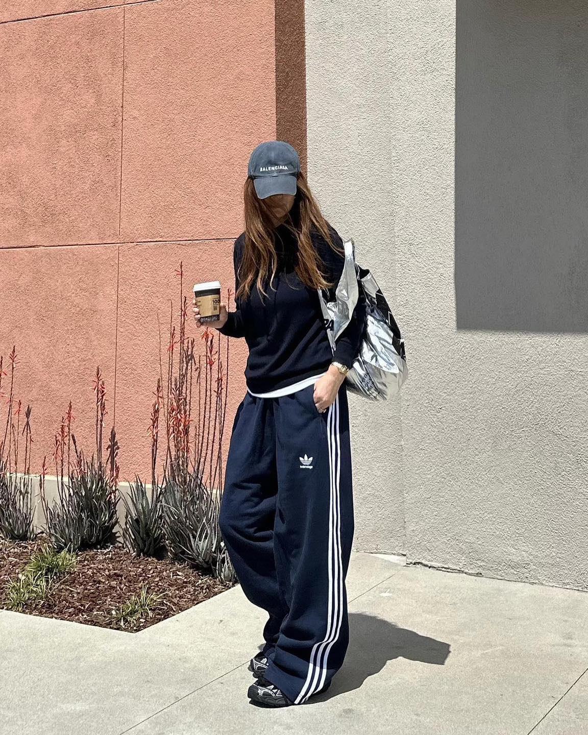오랜만에 삼선팬츠 꺼내입기🖤🤍
원마일웨어로 아디다스🏃‍♀️힙하고 스타일리시한 와이드핏 입자✔️ 이미지