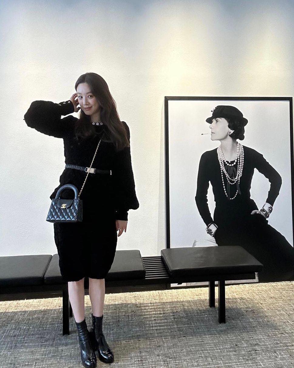 려원언니의 골져스한 샤넬백🖤✨
90년대 전성기를 누렸던 켈리백🎀 리뉴얼✔️@역시예뻐  이미지