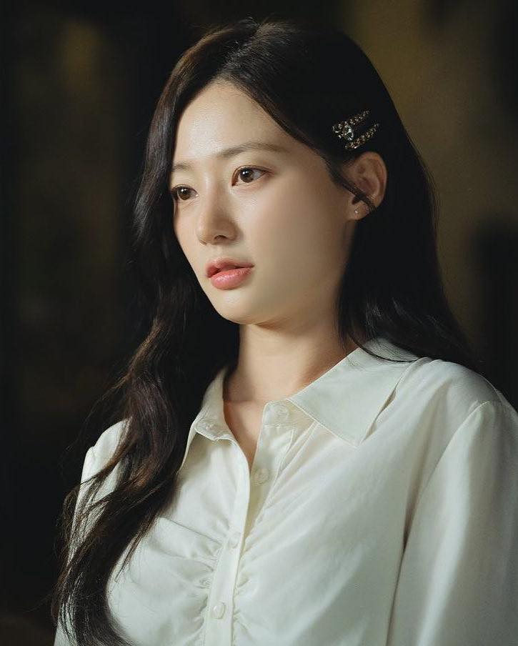 내남결 빌런👰🏻‍♀️연기천재@송하윤
이국적인 러블리 미모에 반전 마라맛 빌런 연기😤도파민 폭발🤯

tvN 월화드라마 '내 남편과 결혼해줘'에서 배우 송하윤이 선보인 빌런 연기가 최근 화제입니다. 그녀는 불륜녀 정수민 역할을 완벽 소화하며 배우 이이경과 함께 역대급 악역으로 많은 이들의 분노를 유발하고 있는데요. 매 회마다 악해지는 빌런들의 활약으로 도파민 가득한 전개에 시청자들의 관심이 더욱 쏠리고 있죠. 총 16부작인 '내 남편과 결혼해줘'는 어제인 1월 30일 방송된 10화 시청률이 10%를 넘으며 동시간대 1위를 차지하는 기록을 세웠습니다.

드라마 '내 남편과 결혼해줘'는 tvN 채널에서 매주 월, 화 오후 8시 50분에 방송됩니다. 📺 이미지6