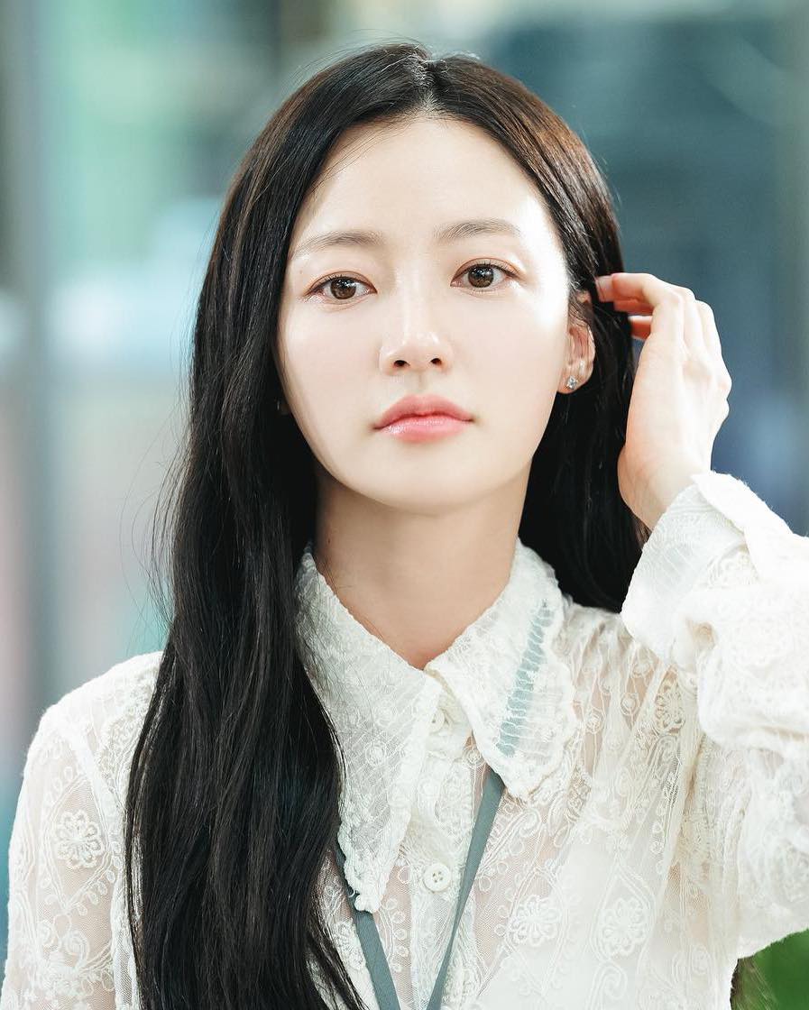 내남결 빌런👰🏻‍♀️연기천재@송하윤
이국적인 러블리 미모에 반전 마라맛 빌런 연기😤도파민 폭발🤯

tvN 월화드라마 '내 남편과 결혼해줘'에서 배우 송하윤이 선보인 빌런 연기가 최근 화제입니다. 그녀는 불륜녀 정수민 역할을 완벽 소화하며 배우 이이경과 함께 역대급 악역으로 많은 이들의 분노를 유발하고 있는데요. 매 회마다 악해지는 빌런들의 활약으로 도파민 가득한 전개에 시청자들의 관심이 더욱 쏠리고 있죠. 총 16부작인 '내 남편과 결혼해줘'는 어제인 1월 30일 방송된 10화 시청률이 10%를 넘으며 동시간대 1위를 차지하는 기록을 세웠습니다.

드라마 '내 남편과 결혼해줘'는 tvN 채널에서 매주 월, 화 오후 8시 50분에 방송됩니다. 📺 이미지9