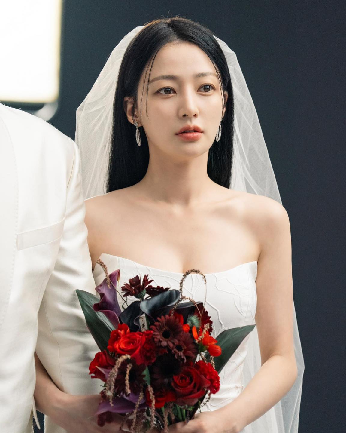 내남결 빌런👰🏻‍♀️연기천재@송하윤
이국적인 러블리 미모에 반전 마라맛 빌런 연기😤도파민 폭발🤯

tvN 월화드라마 '내 남편과 결혼해줘'에서 배우 송하윤이 선보인 빌런 연기가 최근 화제입니다. 그녀는 불륜녀 정수민 역할을 완벽 소화하며 배우 이이경과 함께 역대급 악역으로 많은 이들의 분노를 유발하고 있는데요. 매 회마다 악해지는 빌런들의 활약으로 도파민 가득한 전개에 시청자들의 관심이 더욱 쏠리고 있죠. 총 16부작인 '내 남편과 결혼해줘'는 어제인 1월 30일 방송된 10화 시청률이 10%를 넘으며 동시간대 1위를 차지하는 기록을 세웠습니다.

드라마 '내 남편과 결혼해줘'는 tvN 채널에서 매주 월, 화 오후 8시 50분에 방송됩니다. 📺 이미지8