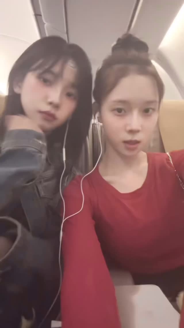 비행기에서도 알차게 릴스 찍는 지민정❤️⭐ 쌩얼인데 이렇게 이뻐도 되나😍 @귀여워👯‍♀️ 이미지