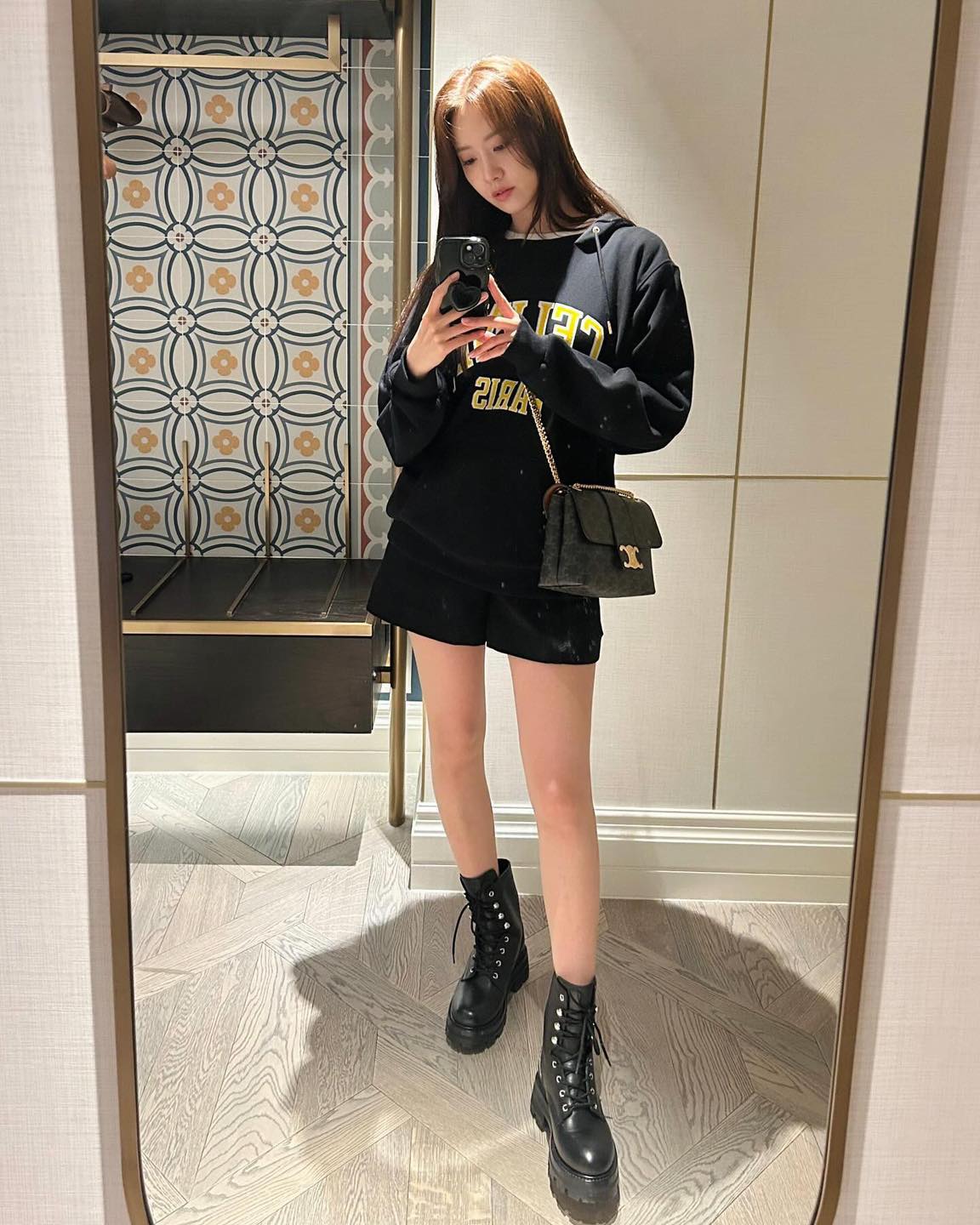 셀린느 올해 신상🤎🖤빅투아르백 이미지