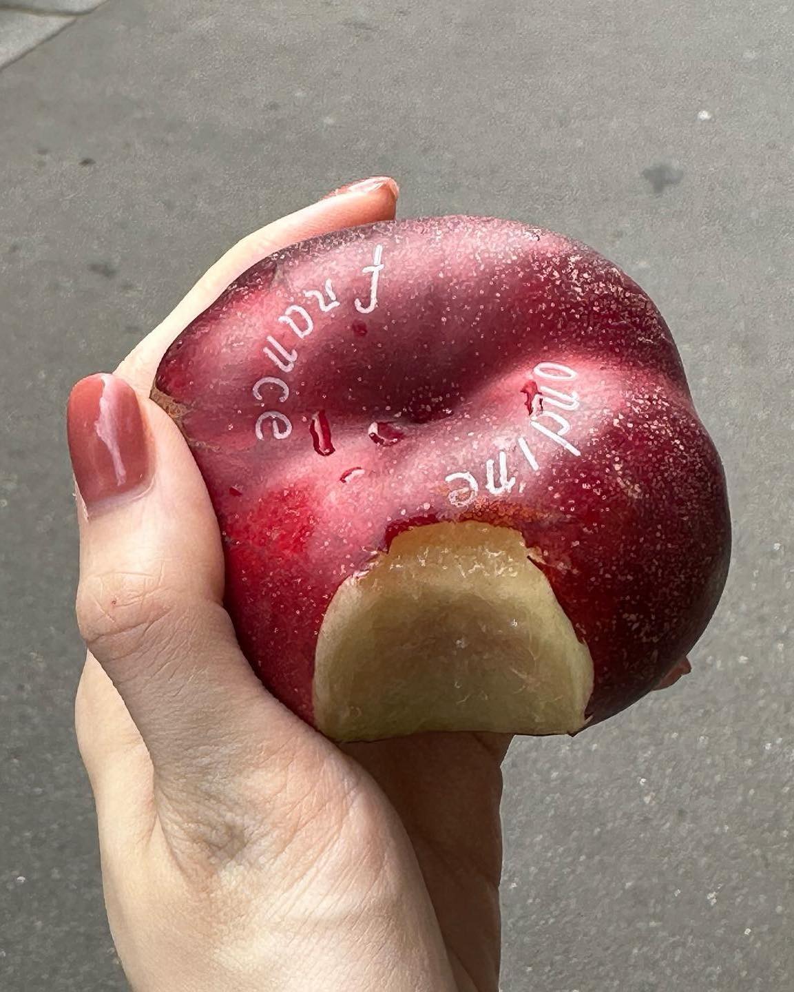 연휴에 네일로 기분전환 어때💅🏻
셀럽들의 깔끔하고 영롱한 네일💫 몇 번이 @좋을까?🤔 이미지2