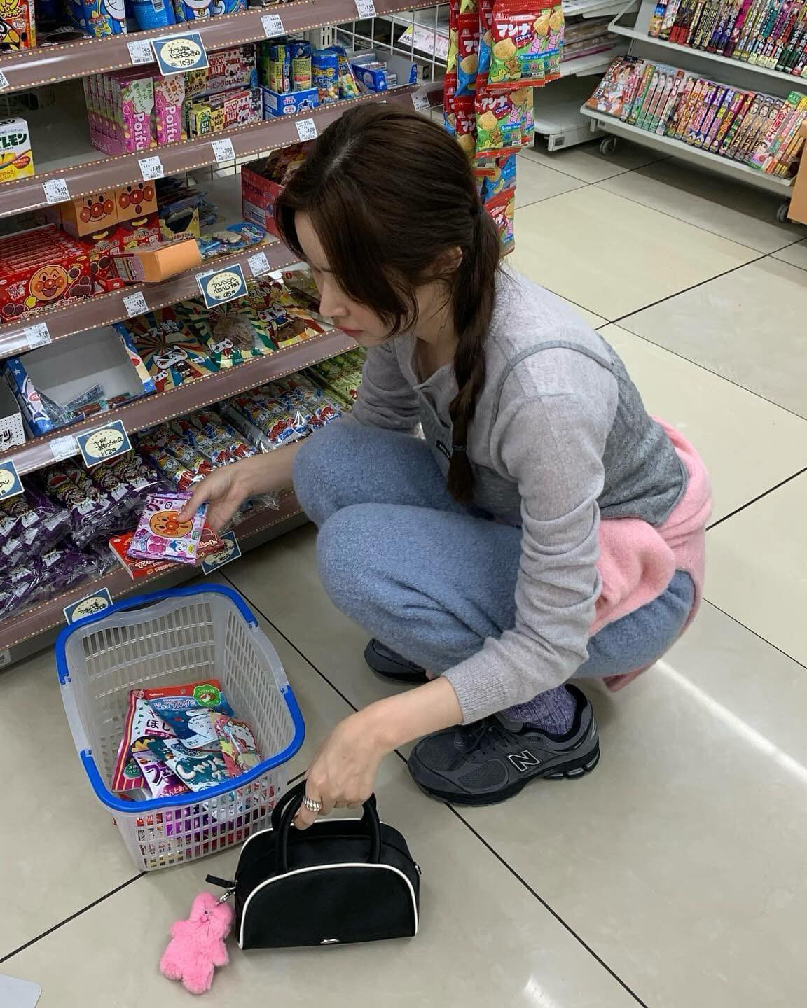 요즘 무슨 신발이 핫하냐고요?❤️‍🔥
차차언니는 힙한 운동화만 신어👟 요즘 핫한 운동화 5가지🔍

1. 미우 미우 스웨이드 스니커즈, 118만 원.

2. 푸마 스피드캣 OG + 스파르코 블랙 화이트, 13만 9천 원.

3. 뉴발란스 x 미우 미우 530, 가격 미정.

4. 아디다스 x 웨일스 보너 포니 토털 삼바 크림 화이트 미스테리 브라운, 25만 9천 원.

5. 뉴발란스 2002R 캐슬록 블랙, 18만 9천원. 이미지10