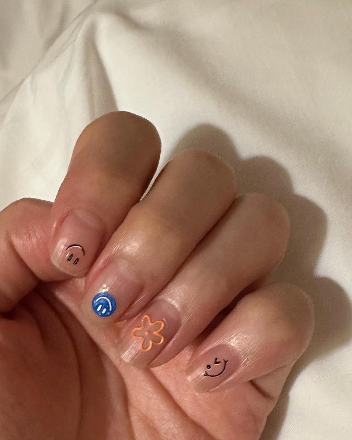 연휴에 네일로 기분전환 어때💅🏻
셀럽들의 깔끔하고 영롱한 네일💫 몇 번이 @좋을까?🤔 이미지5