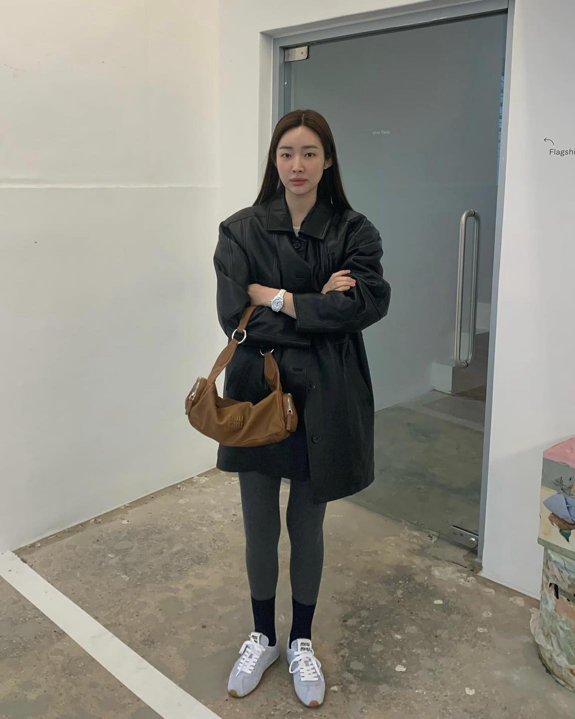 요즘 무슨 신발이 핫하냐고요?❤️‍🔥
차차언니는 힙한 운동화만 신어👟 요즘 핫한 운동화 5가지🔍

1. 미우 미우 스웨이드 스니커즈, 118만 원.

2. 푸마 스피드캣 OG + 스파르코 블랙 화이트, 13만 9천 원.

3. 뉴발란스 x 미우 미우 530, 가격 미정.

4. 아디다스 x 웨일스 보너 포니 토털 삼바 크림 화이트 미스테리 브라운, 25만 9천 원.

5. 뉴발란스 2002R 캐슬록 블랙, 18만 9천원. 이미지