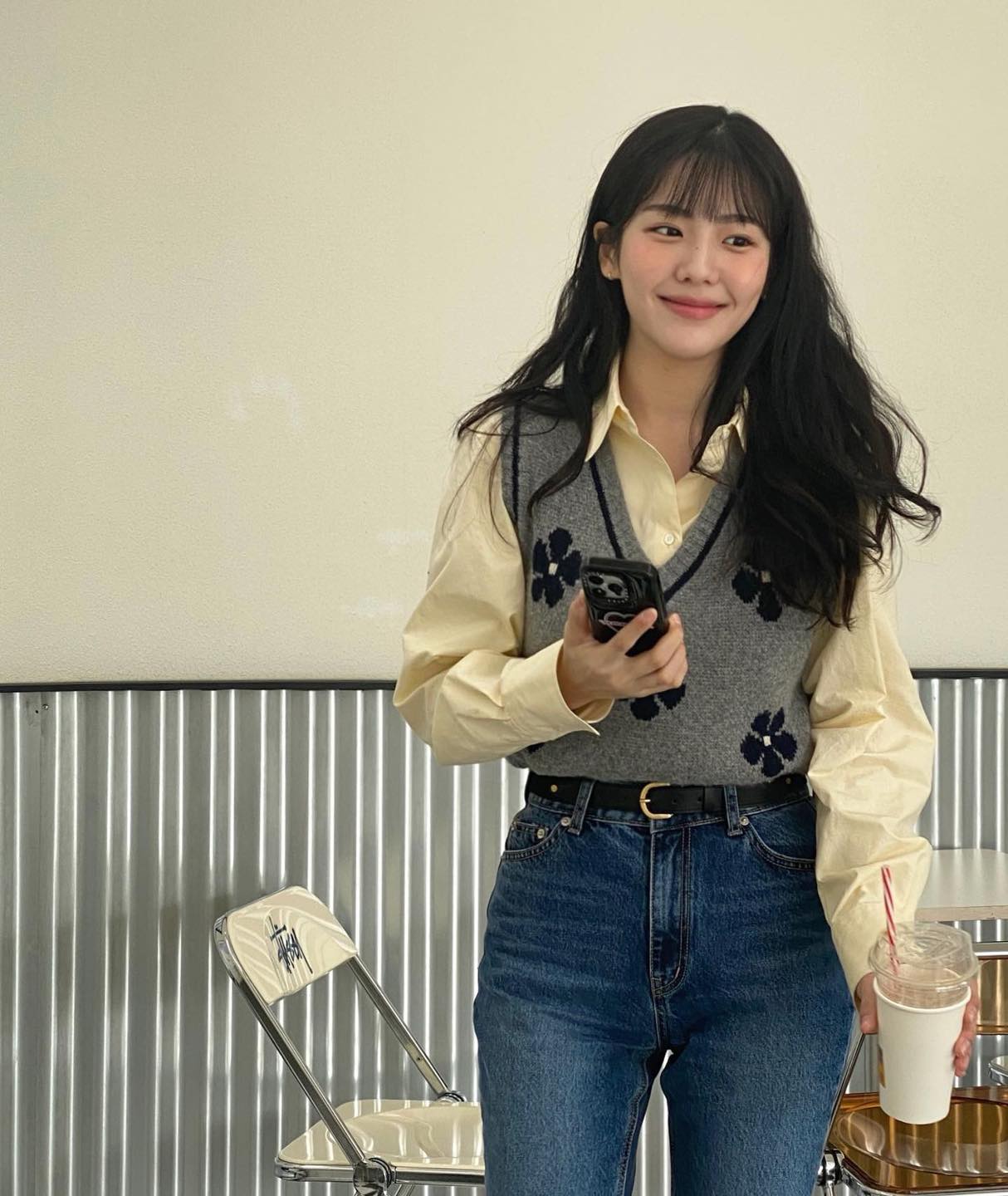 아우터 속 셔츠+니트조끼 조합🩶 이미지
