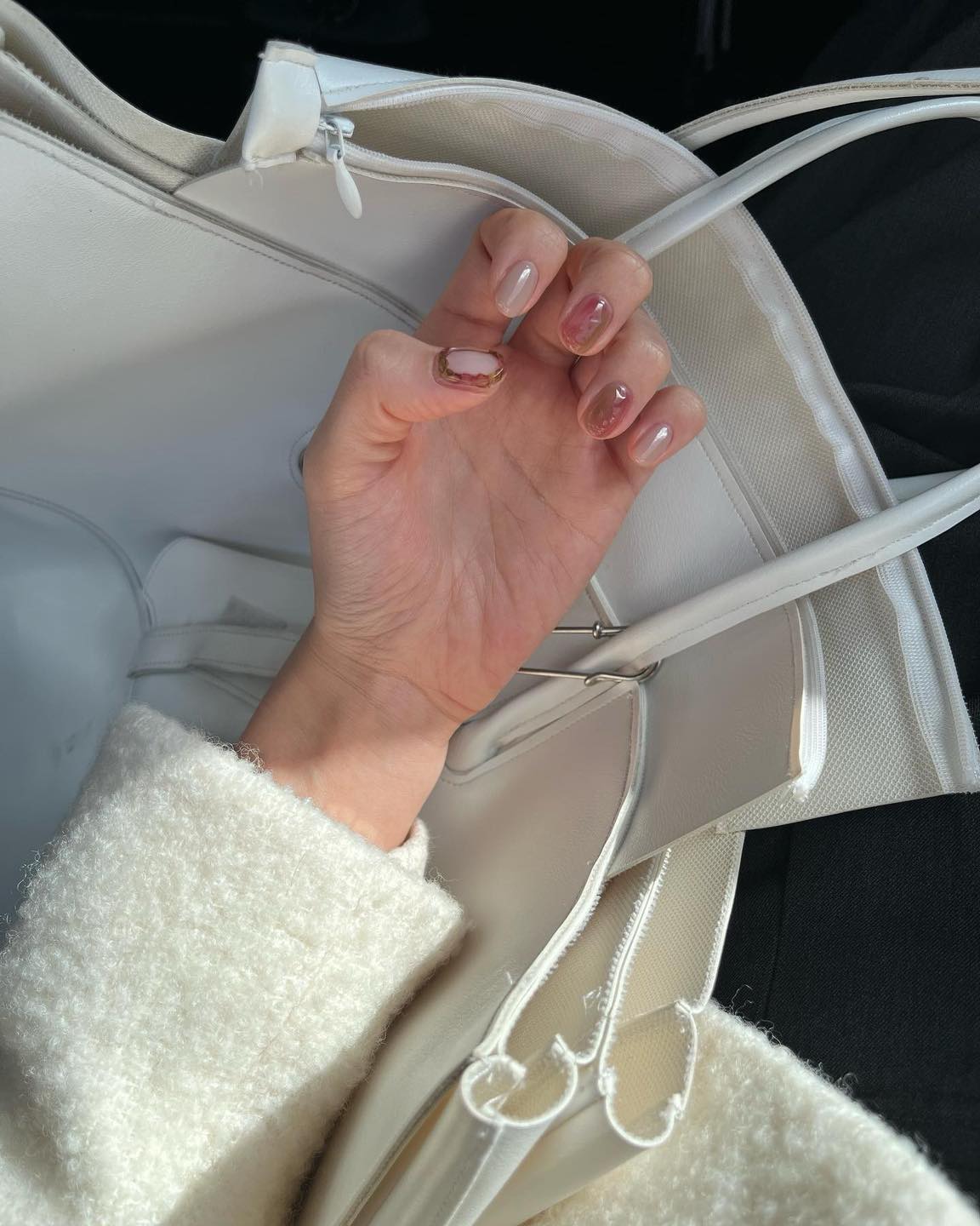 연휴에 네일로 기분전환 어때💅🏻
셀럽들의 깔끔하고 영롱한 네일💫 몇 번이 @좋을까?🤔 이미지1