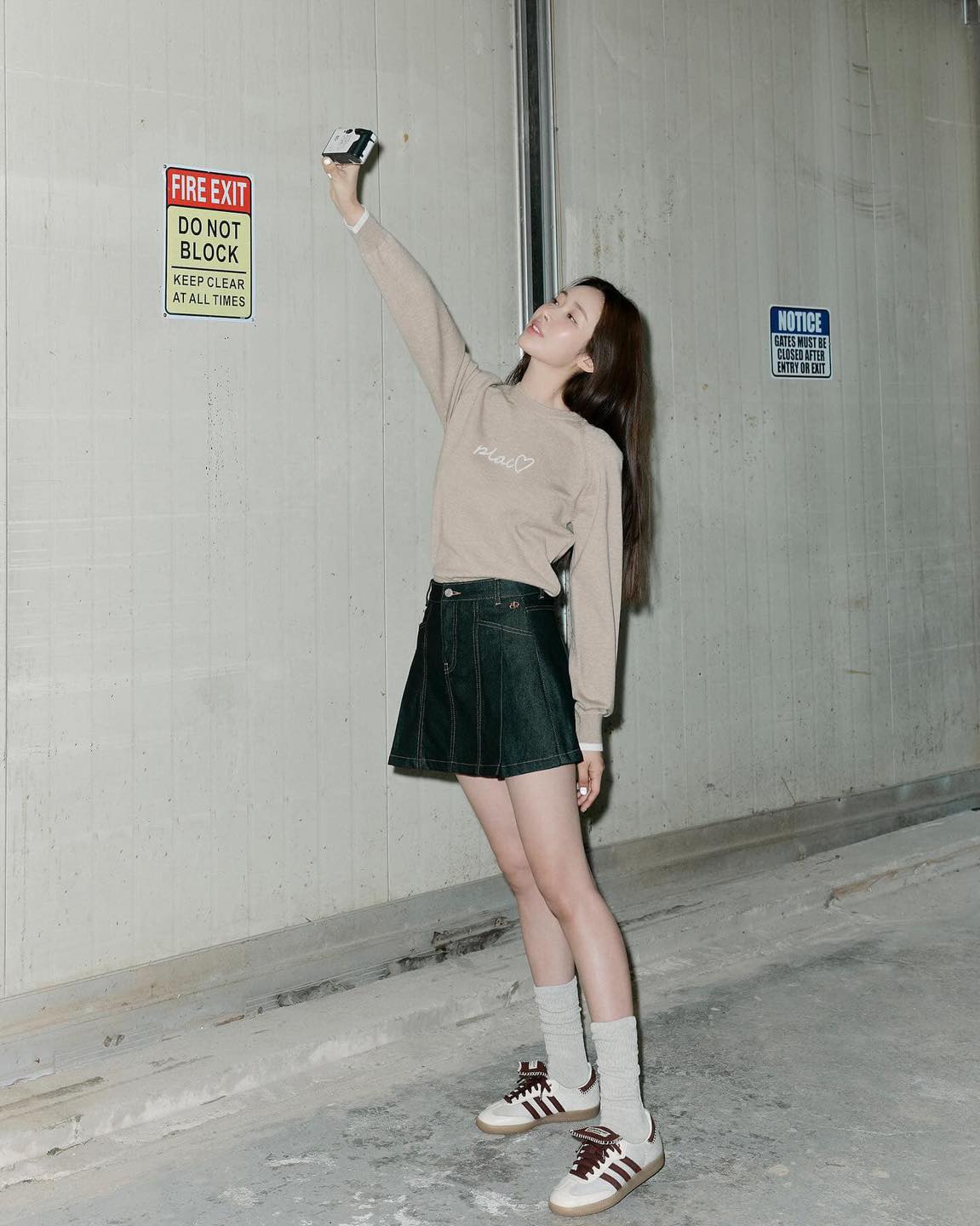 요즘 무슨 신발이 핫하냐고요?❤️‍🔥
차차언니는 힙한 운동화만 신어👟 요즘 핫한 운동화 5가지🔍

1. 미우 미우 스웨이드 스니커즈, 118만 원.

2. 푸마 스피드캣 OG + 스파르코 블랙 화이트, 13만 9천 원.

3. 뉴발란스 x 미우 미우 530, 가격 미정.

4. 아디다스 x 웨일스 보너 포니 토털 삼바 크림 화이트 미스테리 브라운, 25만 9천 원.

5. 뉴발란스 2002R 캐슬록 블랙, 18만 9천원. 이미지7