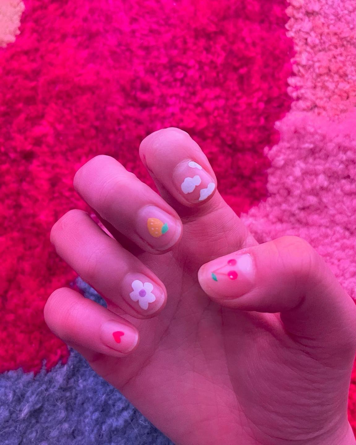 연휴에 네일로 기분전환 어때💅🏻
셀럽들의 깔끔하고 영롱한 네일💫 몇 번이 @좋을까?🤔 이미지7