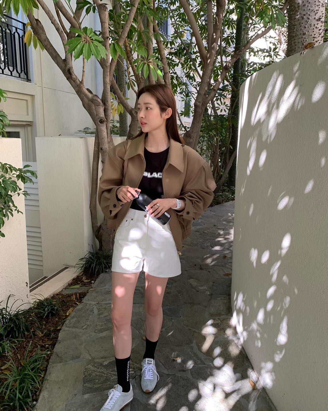 요즘 무슨 신발이 핫하냐고요?❤️‍🔥
차차언니는 힙한 운동화만 신어👟 요즘 핫한 운동화 5가지🔍

1. 미우 미우 스웨이드 스니커즈, 118만 원.

2. 푸마 스피드캣 OG + 스파르코 블랙 화이트, 13만 9천 원.

3. 뉴발란스 x 미우 미우 530, 가격 미정.

4. 아디다스 x 웨일스 보너 포니 토털 삼바 크림 화이트 미스테리 브라운, 25만 9천 원.

5. 뉴발란스 2002R 캐슬록 블랙, 18만 9천원. 이미지2
